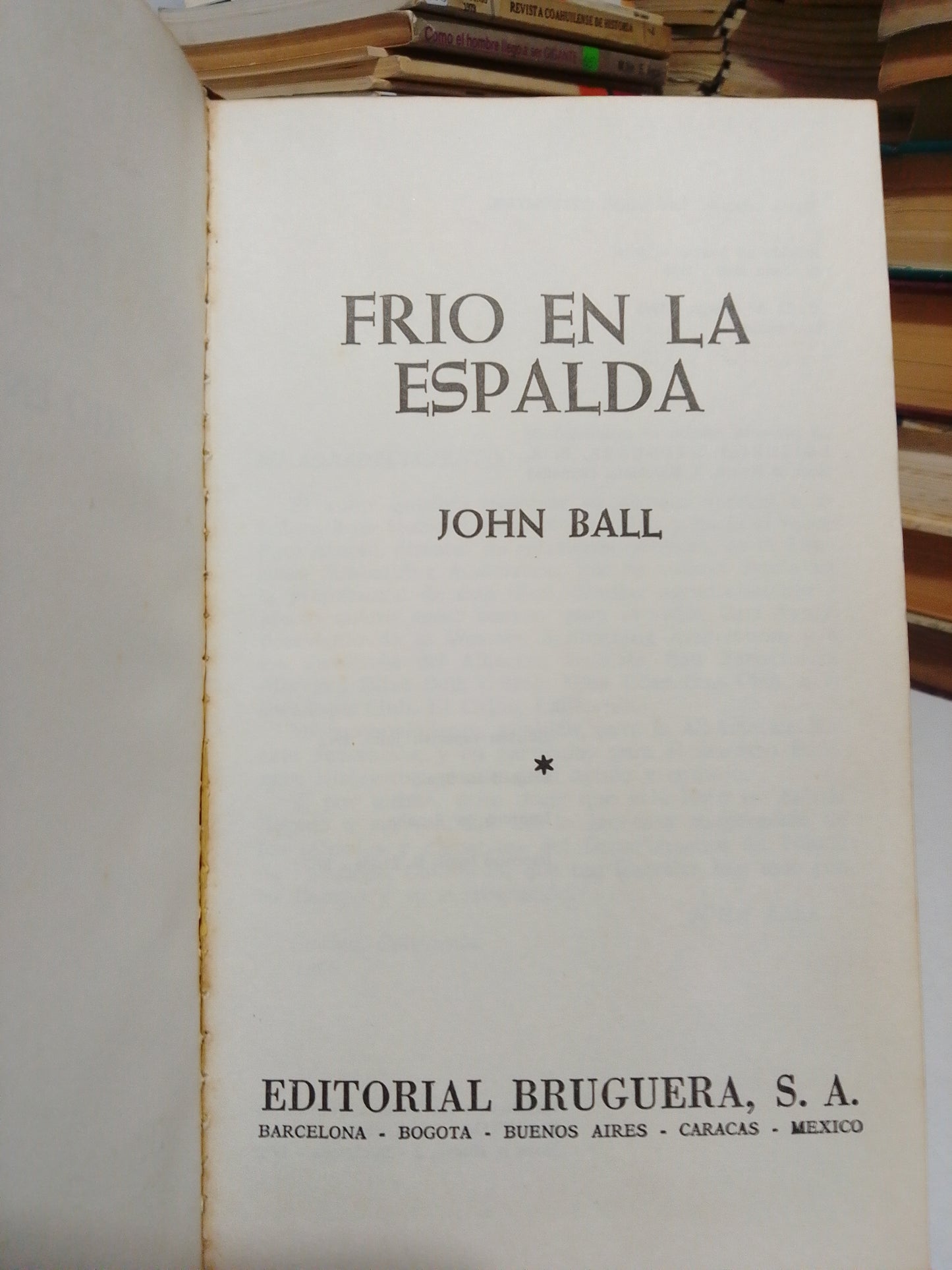 FRÍO EN LA ESPALDA POR JOHN BALL USADO NOVELA JUÁREZ