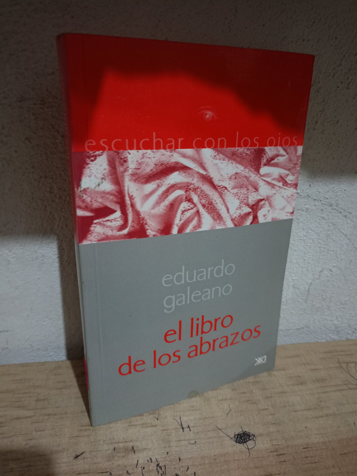 EL LIBRO DE LOS ABRAZOS POR EDUARDO GALEANO USADO NOVELA LITERARIO 305