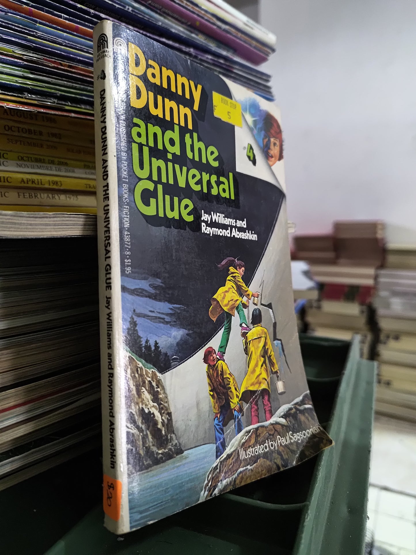 DANNY DUN AND THE UNIVERSAL GLUE POR JAY WILLIAMS USADO IDIOMAS JUAREZ 515