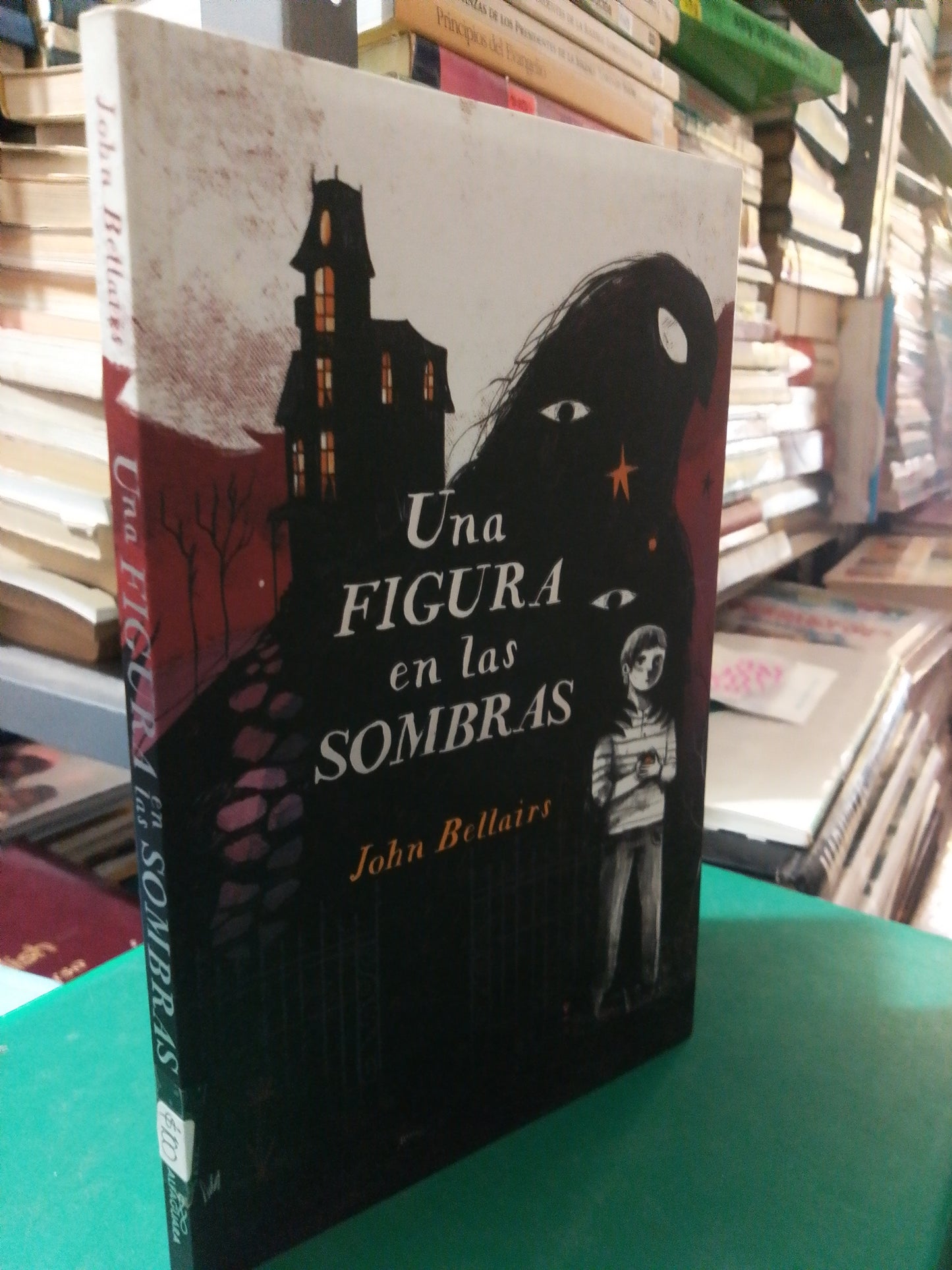 UNA FIGURA EN LAS SOMBRAS POR JOHN BELLAIRS USADO NOVELA JUAREZ