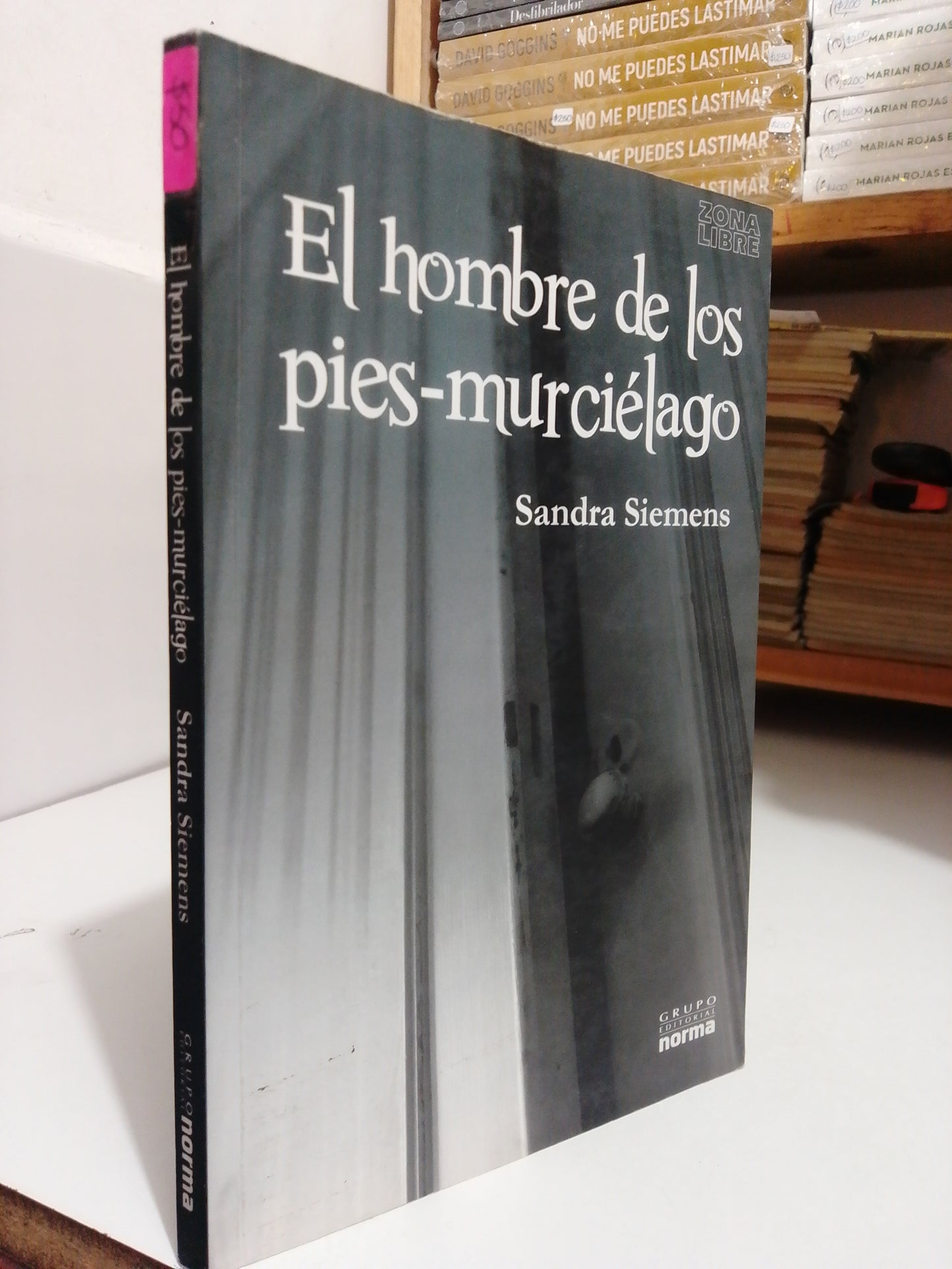 EL HOMBRE DE LOS PIES MURCIÉLAGO POR SANDRA SIEMENS USADO NOVELA JUÁREZ
