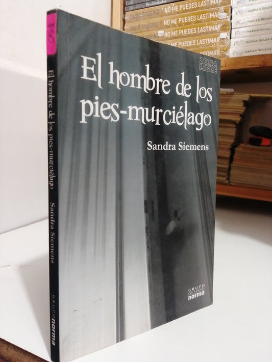 EL HOMBRE DE LOS PIES MURCIÉLAGO POR SANDRA SIEMENS USADO NOVELA JUÁREZ