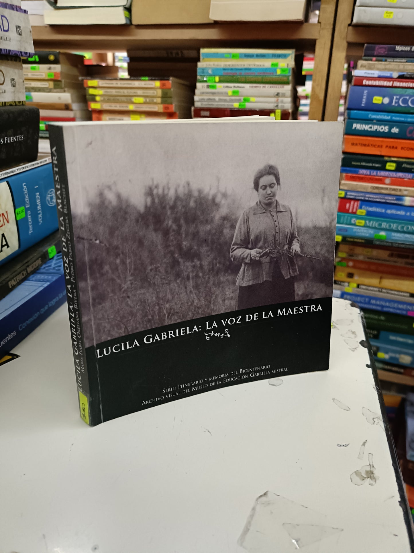 LUCILA GABRIELA LA VOZ: DE LA MAESTRA POR MARÍA ISABEL ORELLANA RIVERA Y PEDRO PABLO ZEGERS BLACHET USADO SOCIOLOGÍA LITERARIO 207