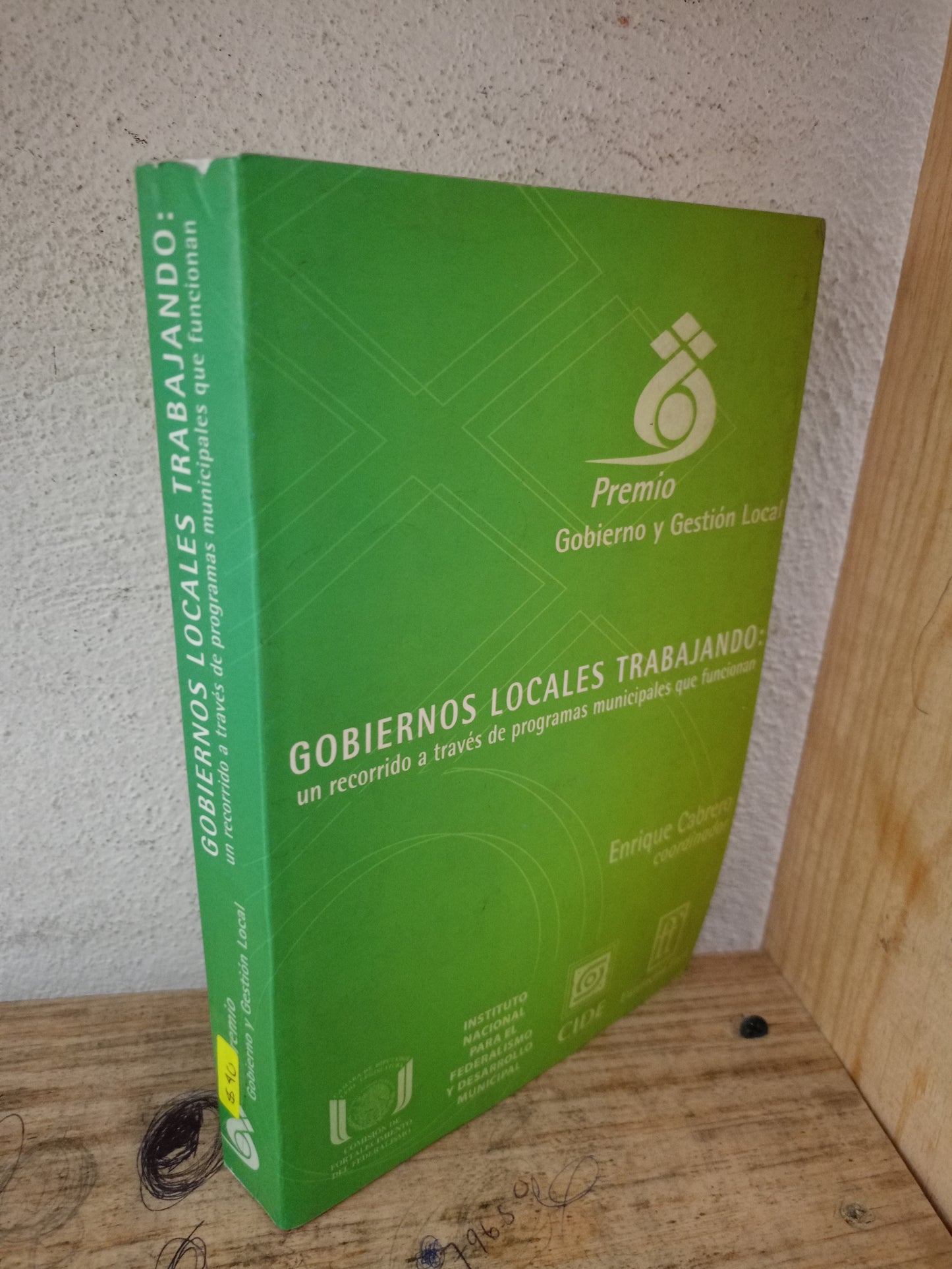 GOBIERNOS LOCALES TRABAJANDO UN RECORRIDO A TRAVÉS DE PROGRAMAS MUNICIPALES QUE FUNCIONAN POR ENRIQUE CABRERO USADO DERECHO LITERARIO 305