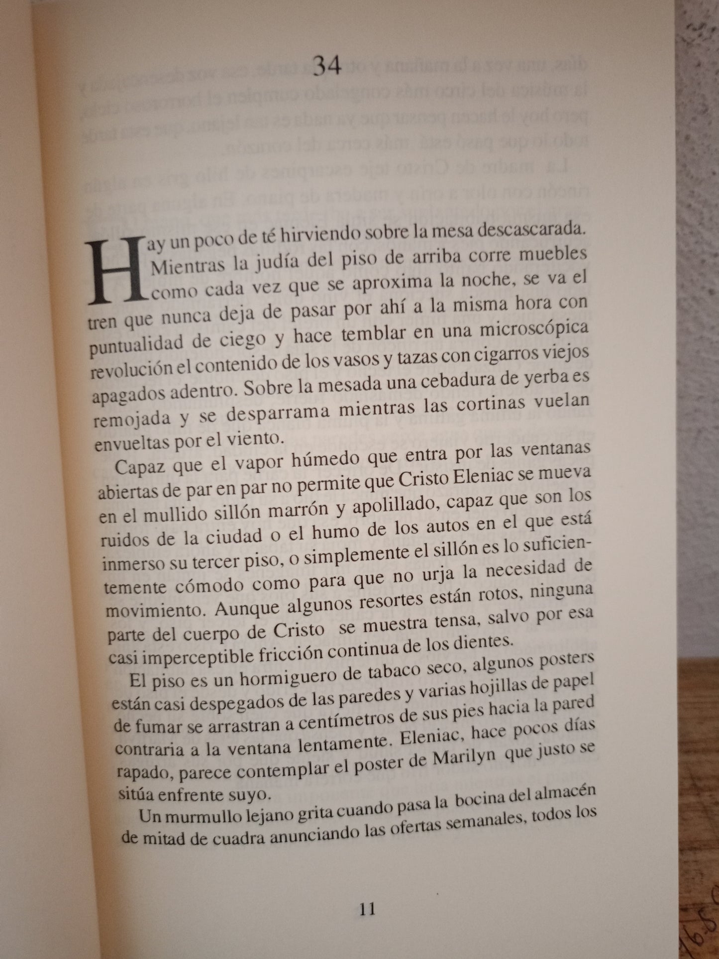UN PUÑADO DE VACAS FLACAS RODEANDO A UNA VACA MUERTA ALVARO BASSI USADO NOVELA LITERARIO 305