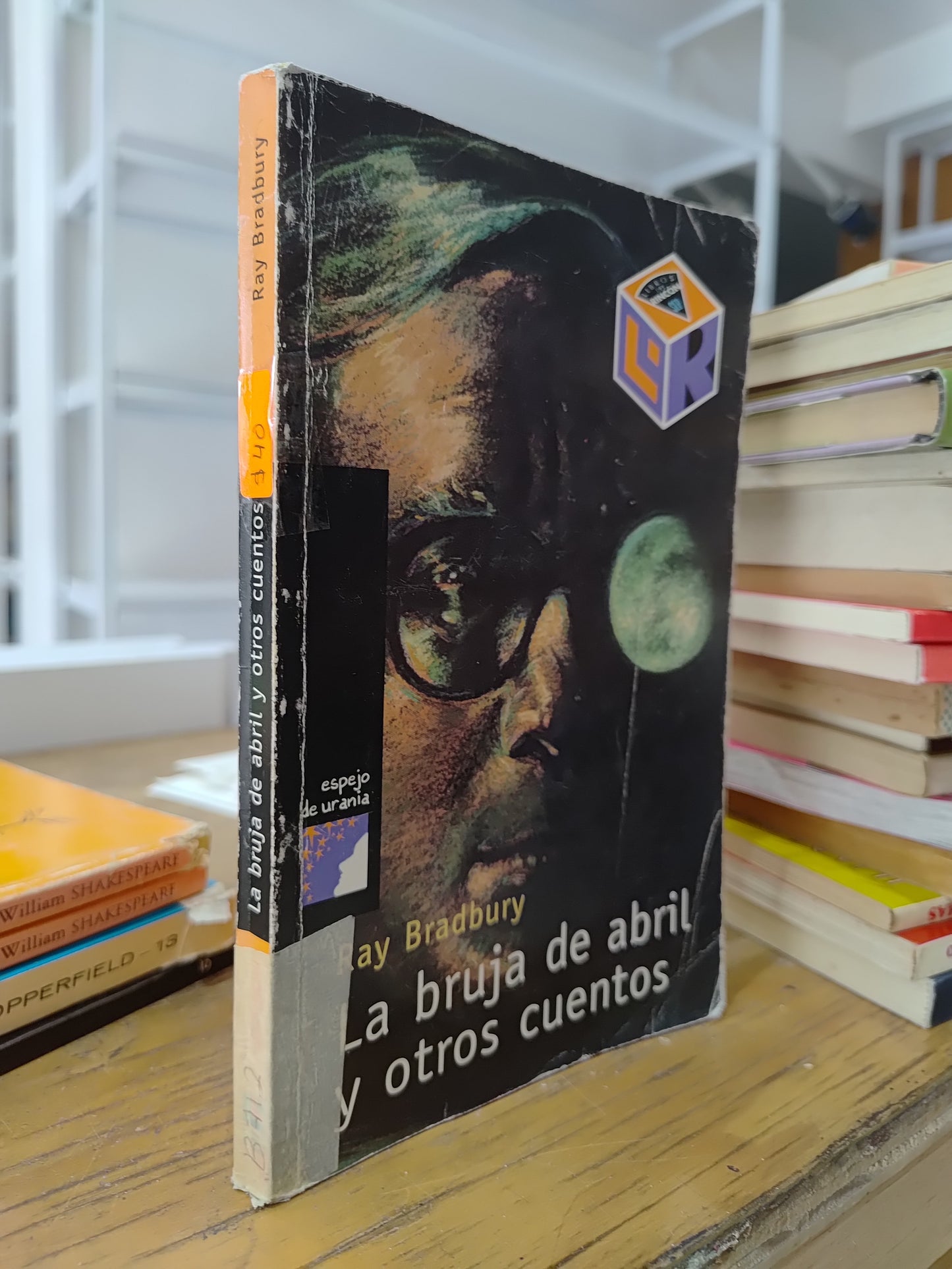 LA BRUJA DE ABRIL Y OTROS CUENTOS POR RAY BRADBURY USADO NOVELAS JUAREZ 515