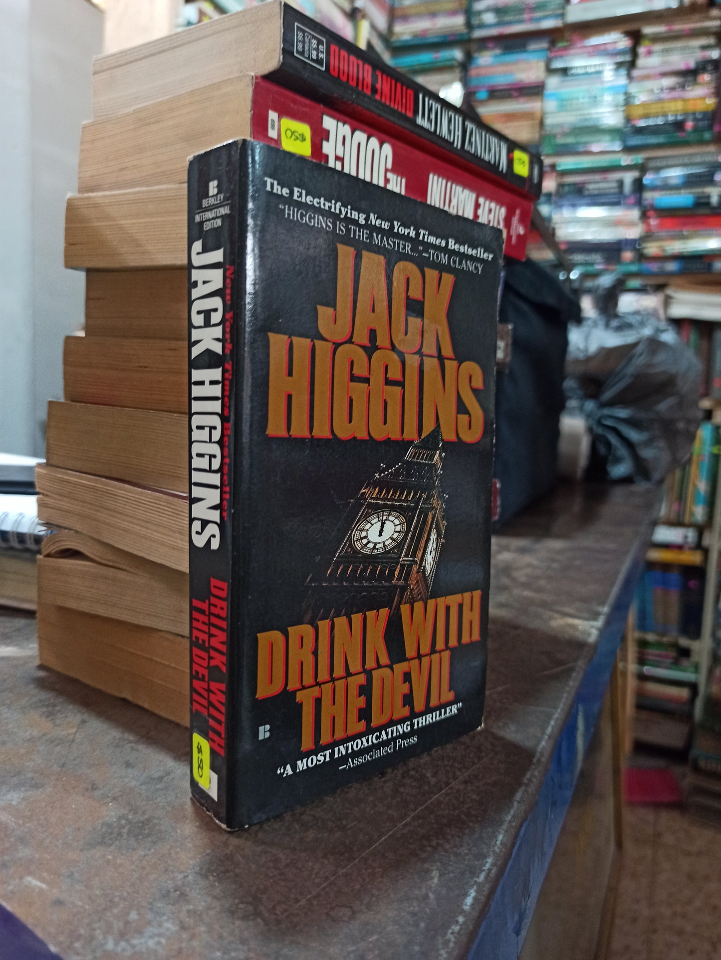 DRINK WITH THE DEVIL POR JACK HIGGINS USADO IDIOMAS ALDAMA