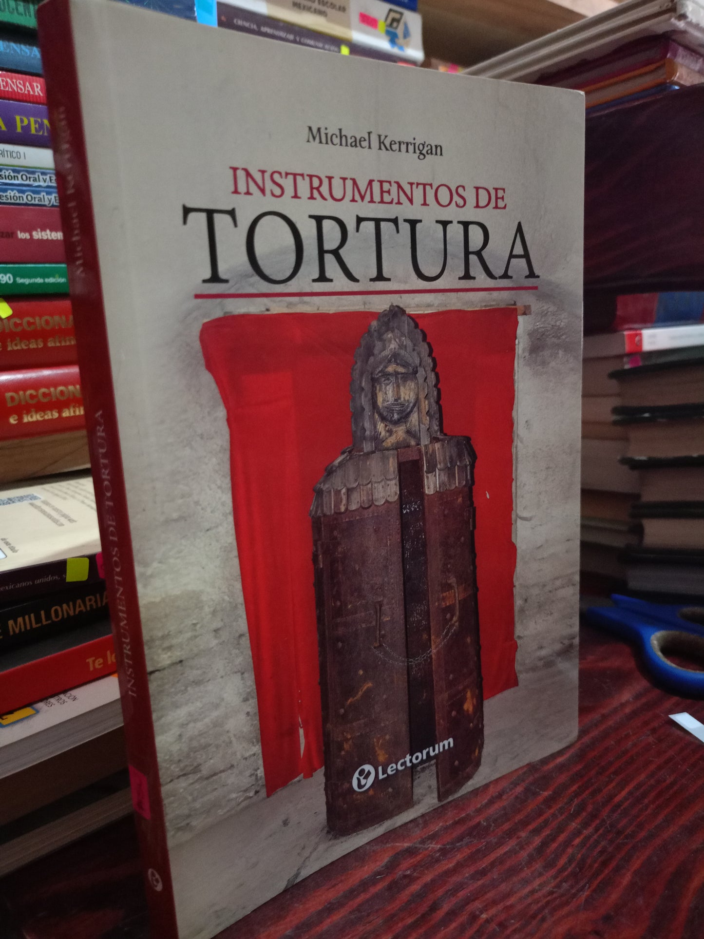 INSTRUMENTOS DE TORTURA POR MICHAEL KERRIGAN USADO HISTORIA LITERARIO 305