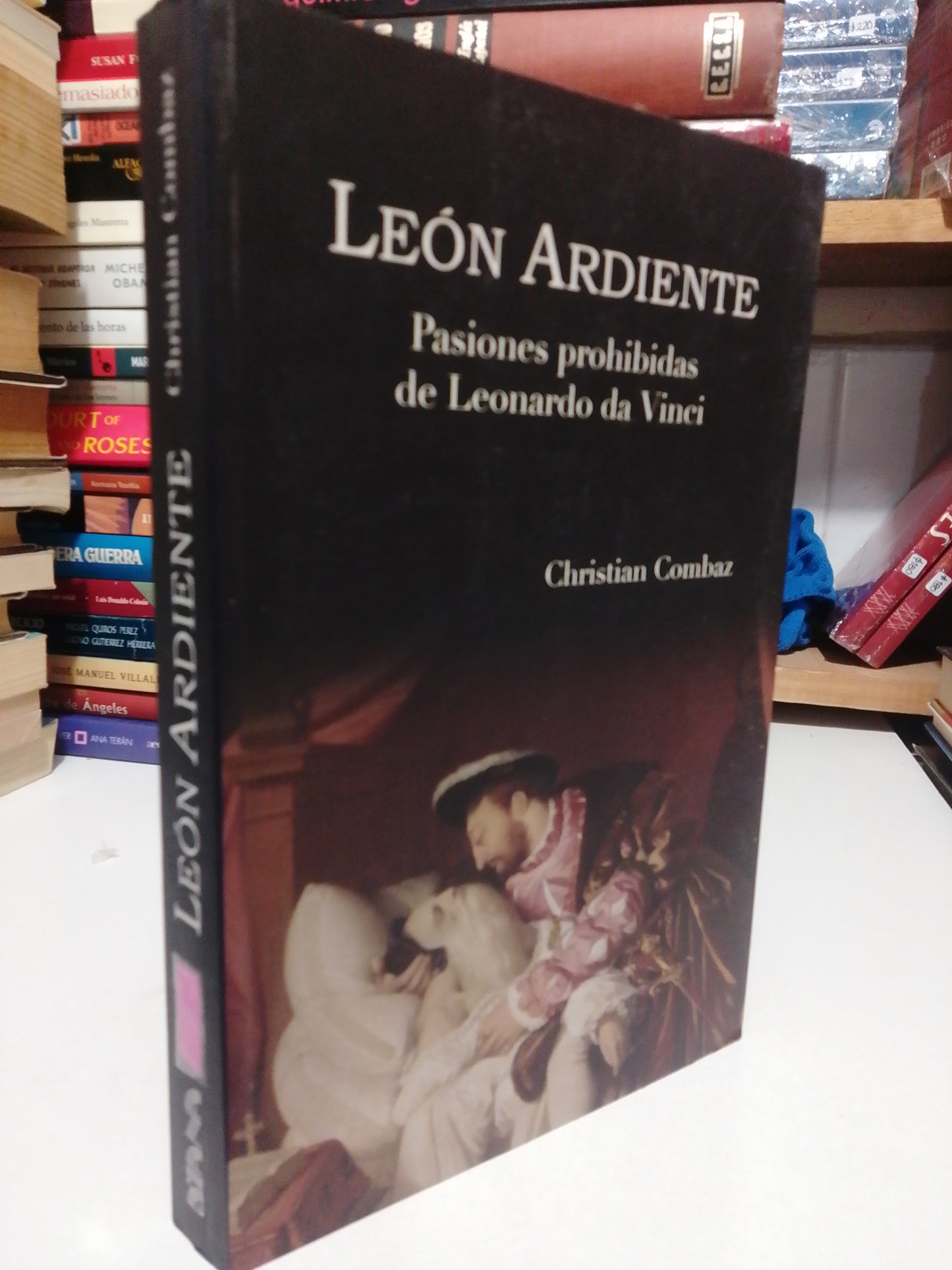 LEÓN ARDIENTE POR CRISTIAN COMBAZ USADO NOVELA JUÁREZ