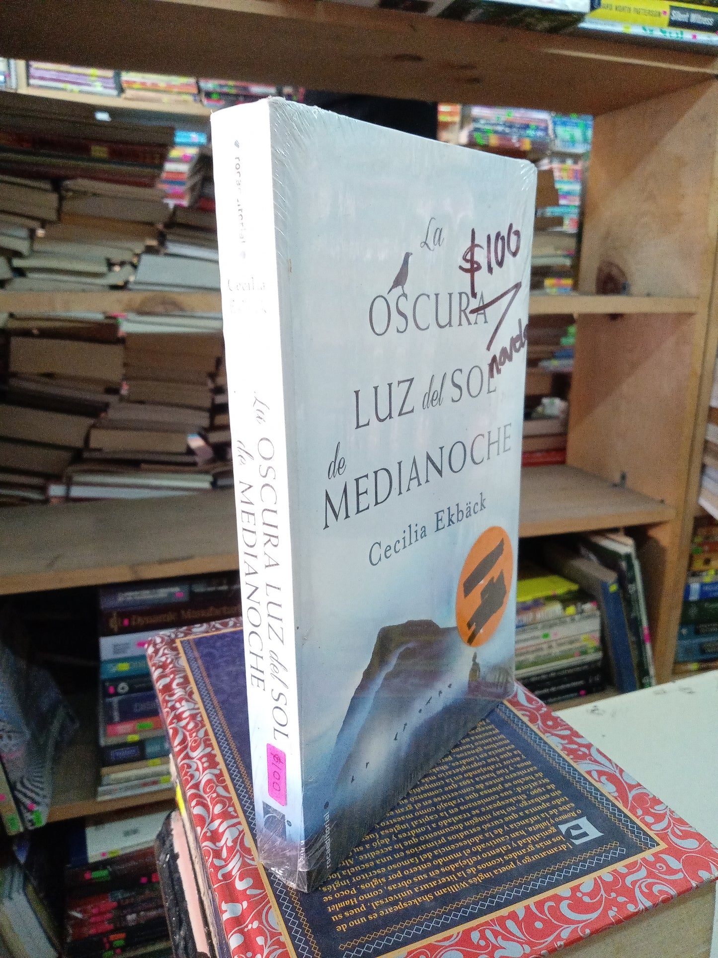LA OSCURA LUZ DEL SOL DE MEDIANOCHE POR CECILIA EKBACK USADO NOVELA LITERARIO 207