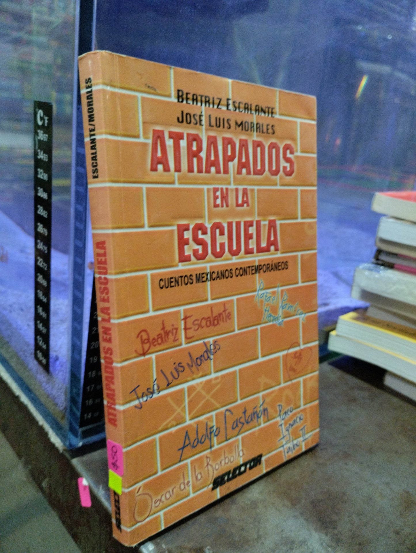 ATRAPADOS EN LA ESCUELA POR BEATRIZ ESCALANTE Y JOSE LUIS MORALES USADO NOVELAS ALDAMA