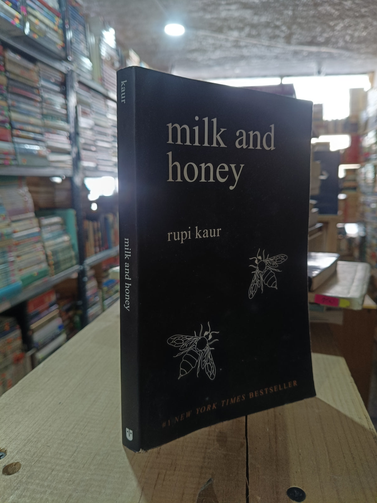 MILK AND HONEY POR RUPI KAUR USADO IDIOMAS ALDAMA
