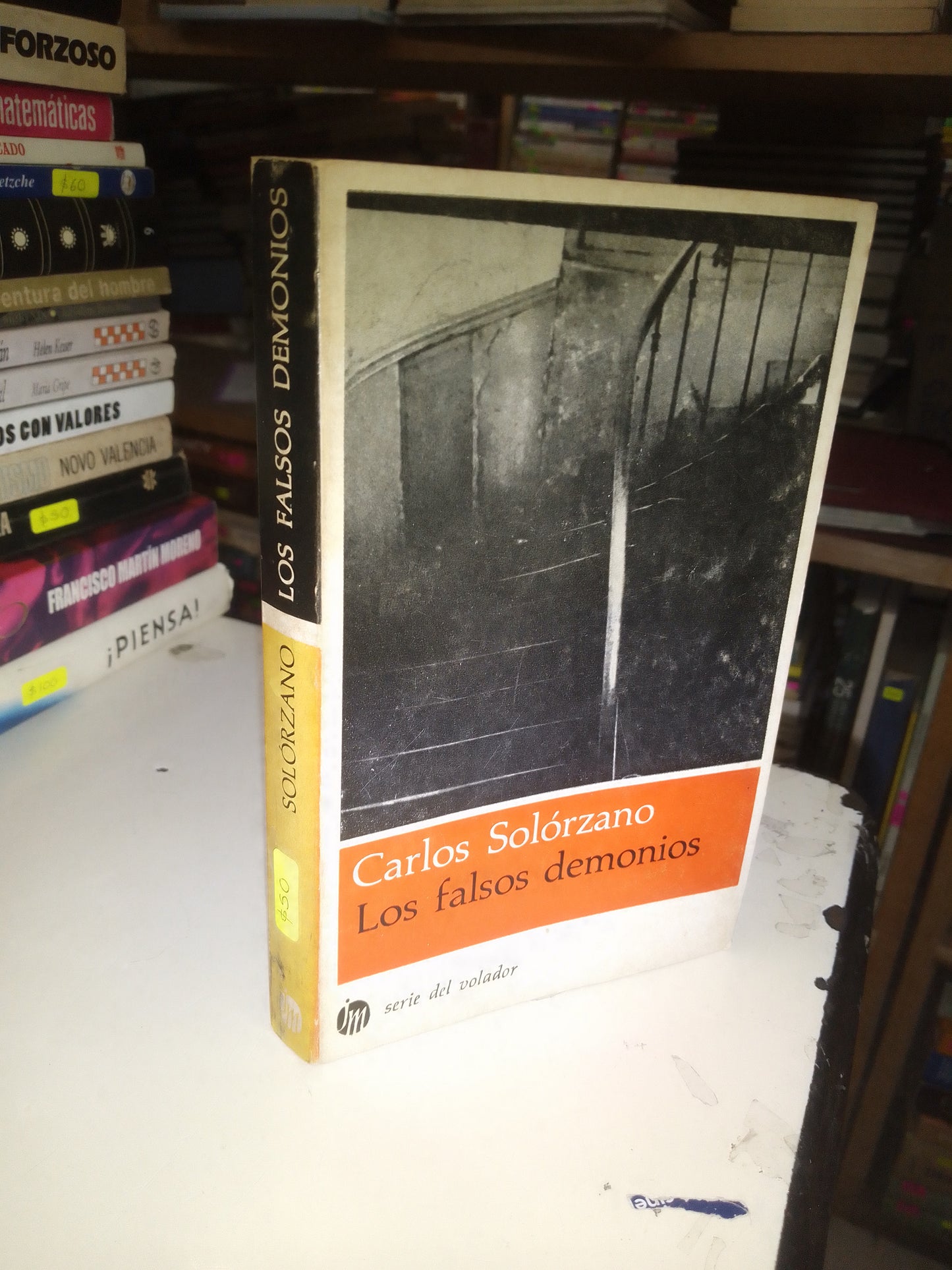 LOS FALSOS DEMONIOS POR CARLOS SOLORZANO USADO NOVELA LITERARIO 207