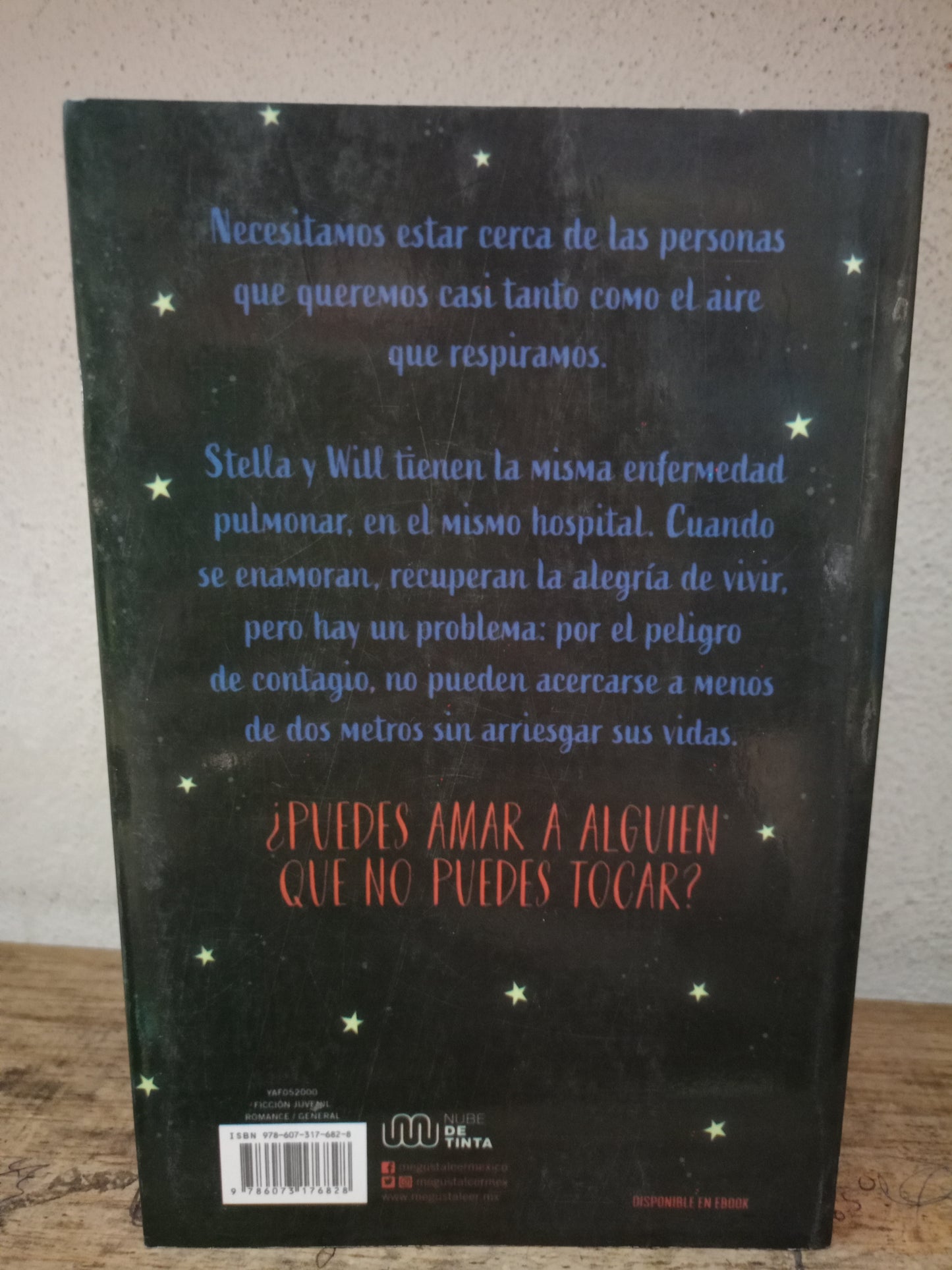 A DOS METROS DE TI POR RACHEL LIPPINCOTT, MIKKI DAUGHTRY Y TOBÍAS IACONIS USADO NOVELA LITERARIO 305