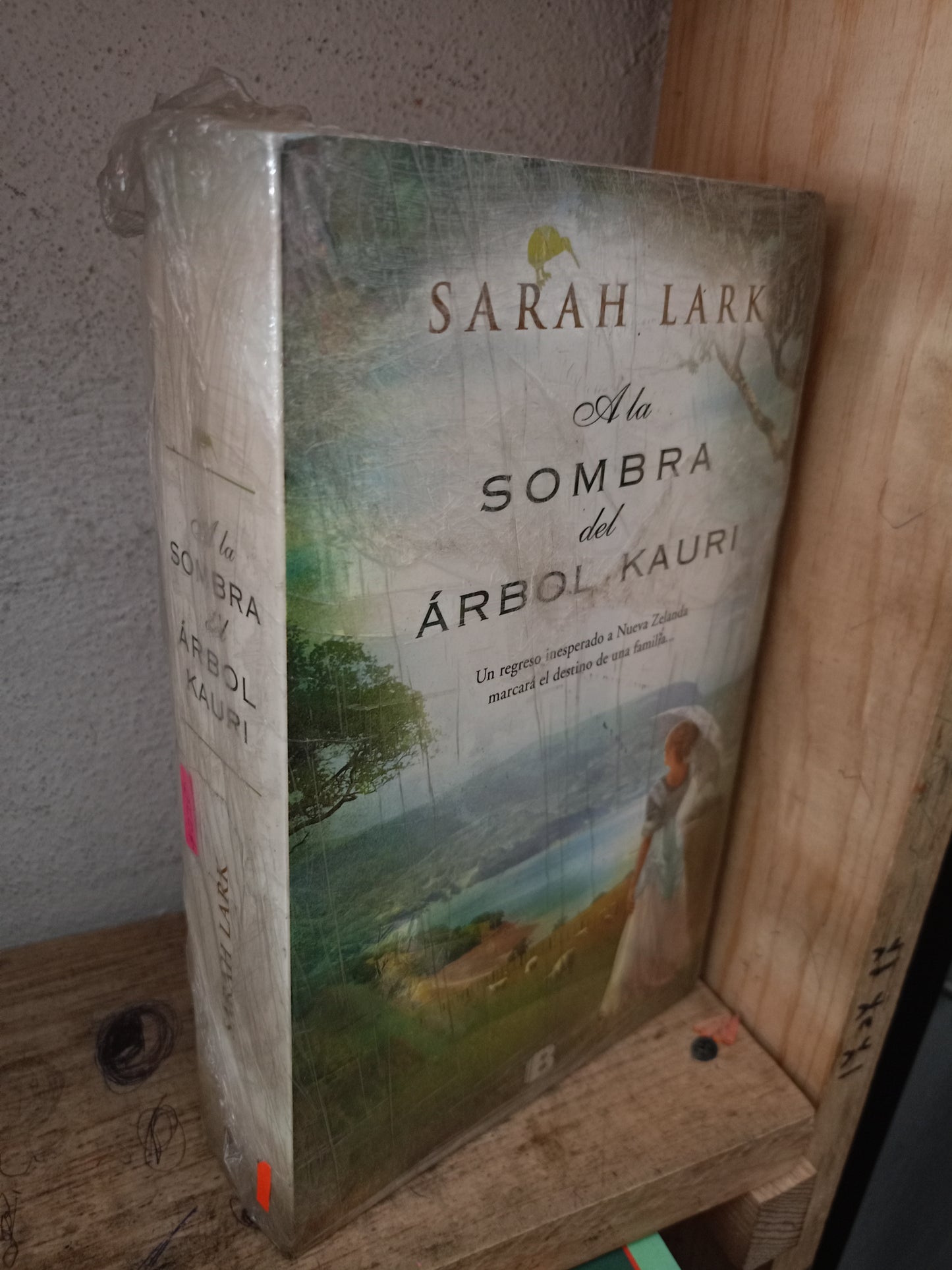 A LA SOMBRA DEL ÁRBOL KAURI POR SARAH LARK NUEVO LIBROS NUEVOS LITERARIO 305