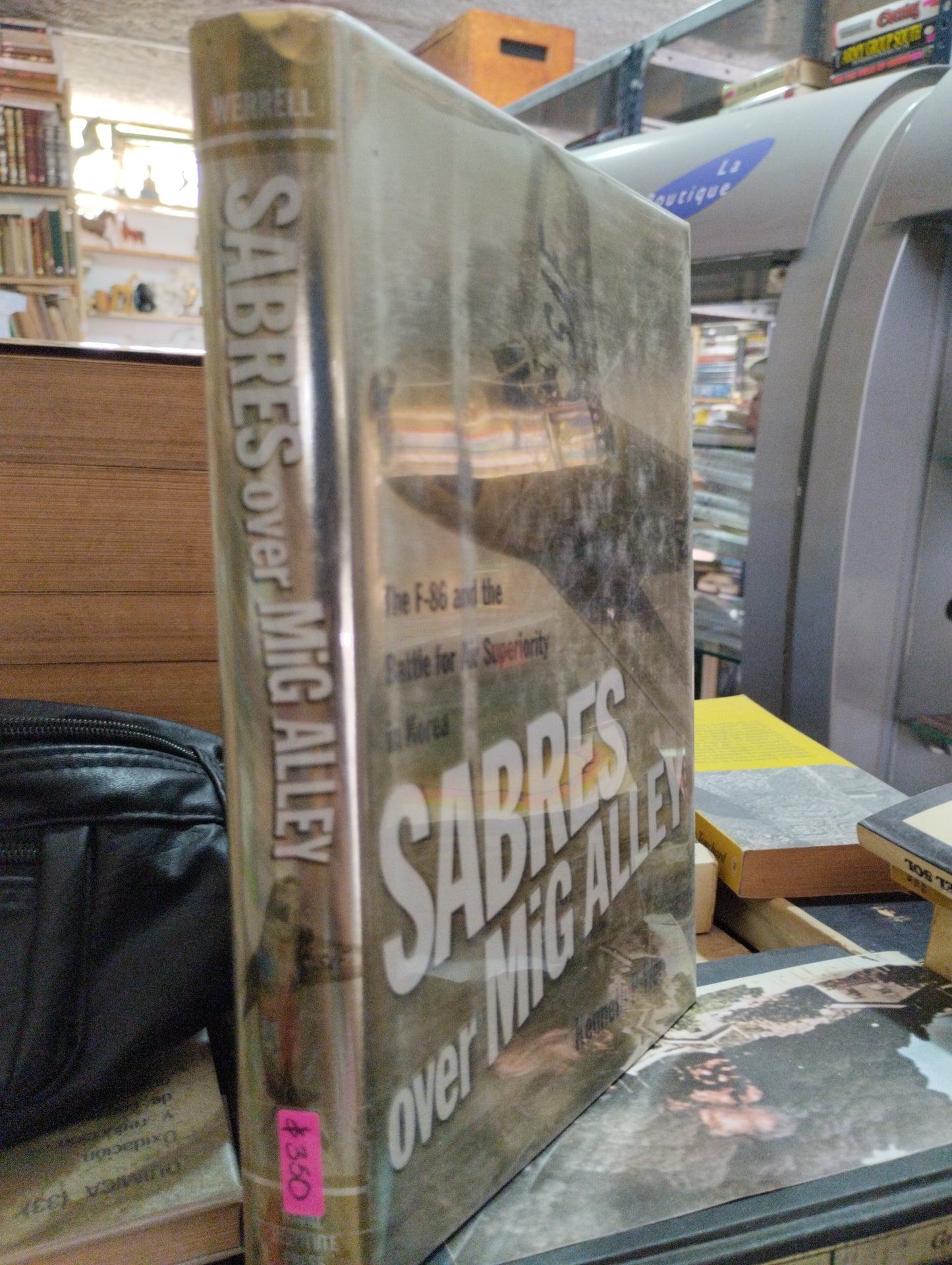 SABRES OVER MIG ALLEY BY KENNETH P. WERRELL USADO HISTORIA ALDAMA EDITORIAL NAVAL INSTITUTE PRESS EN BUEN ESTADO