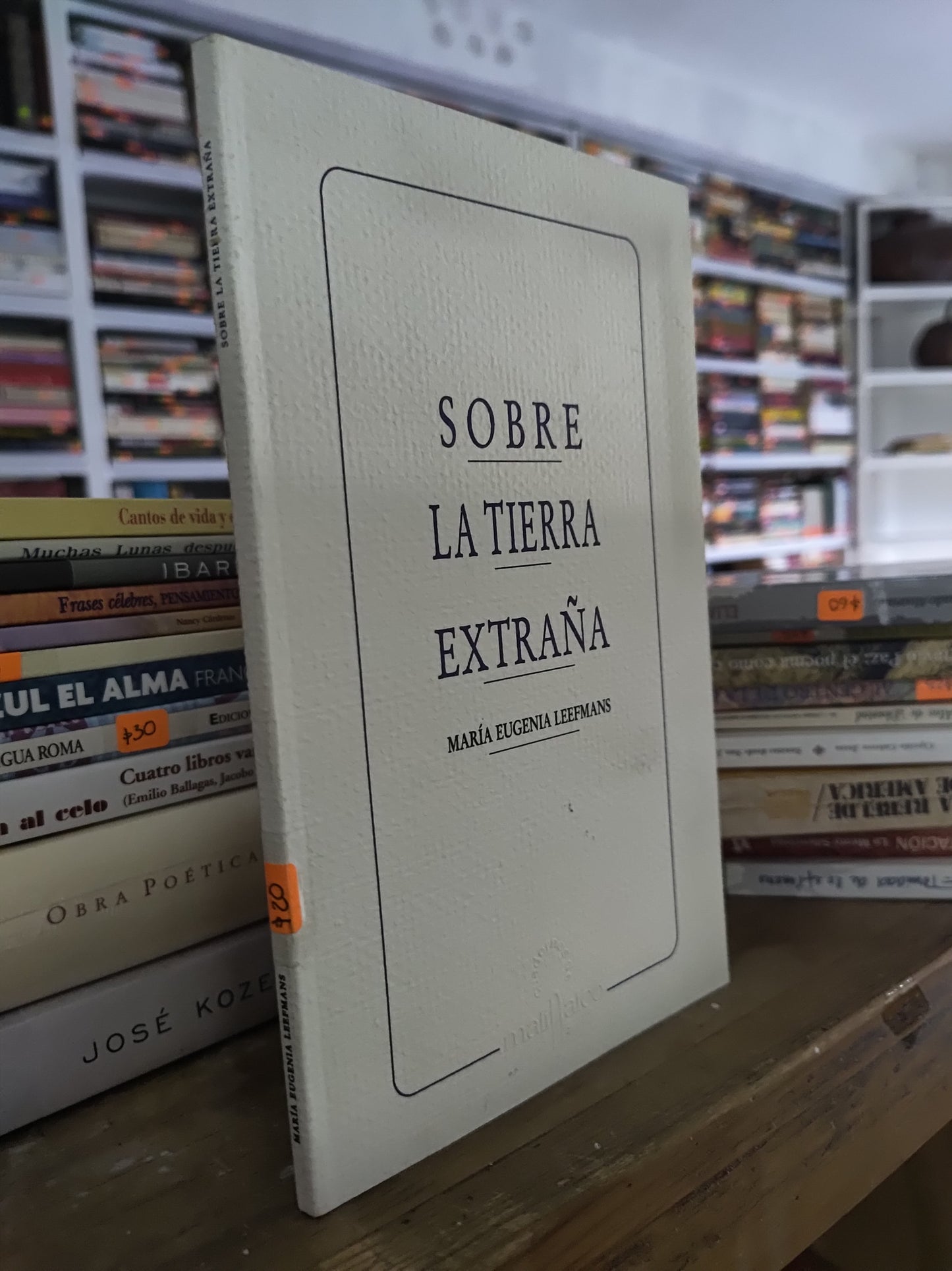 SOBRE LA TIERRA EXTRAÑA POR MARIA EUGENIA LEEFMANS USADO POESIA JUAREZ 515