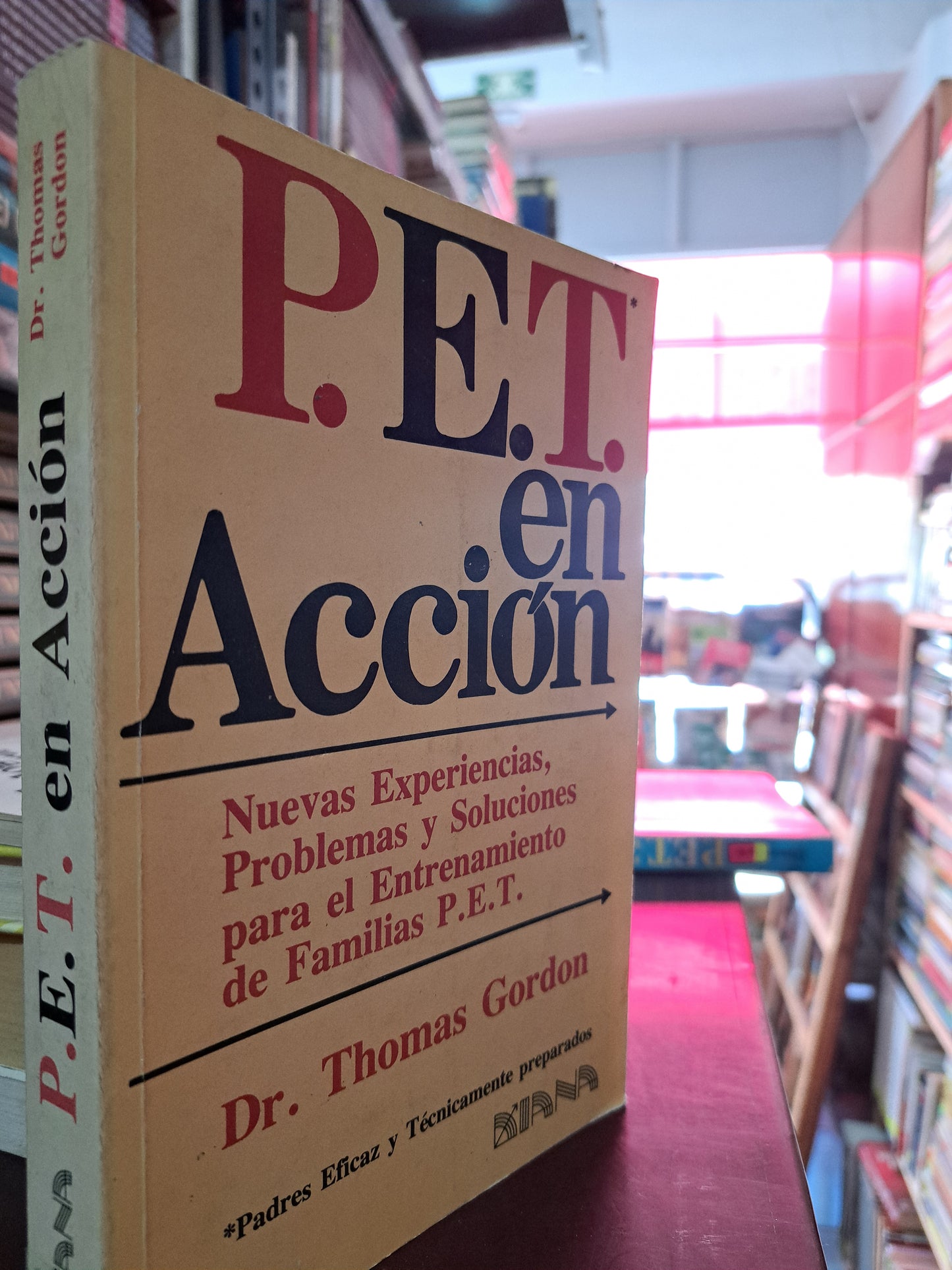 P.E.T. EN ACCIÓN NUEVAS EXPERIENCIAS PROBLEMAS Y SOLUCIONES PARA EL ENTRENAMIENTO DE FAMILIAS P.E.T.  THOMAS GORDON  USADO SUPERACIÓN PERSONAL LITERARIO 305
