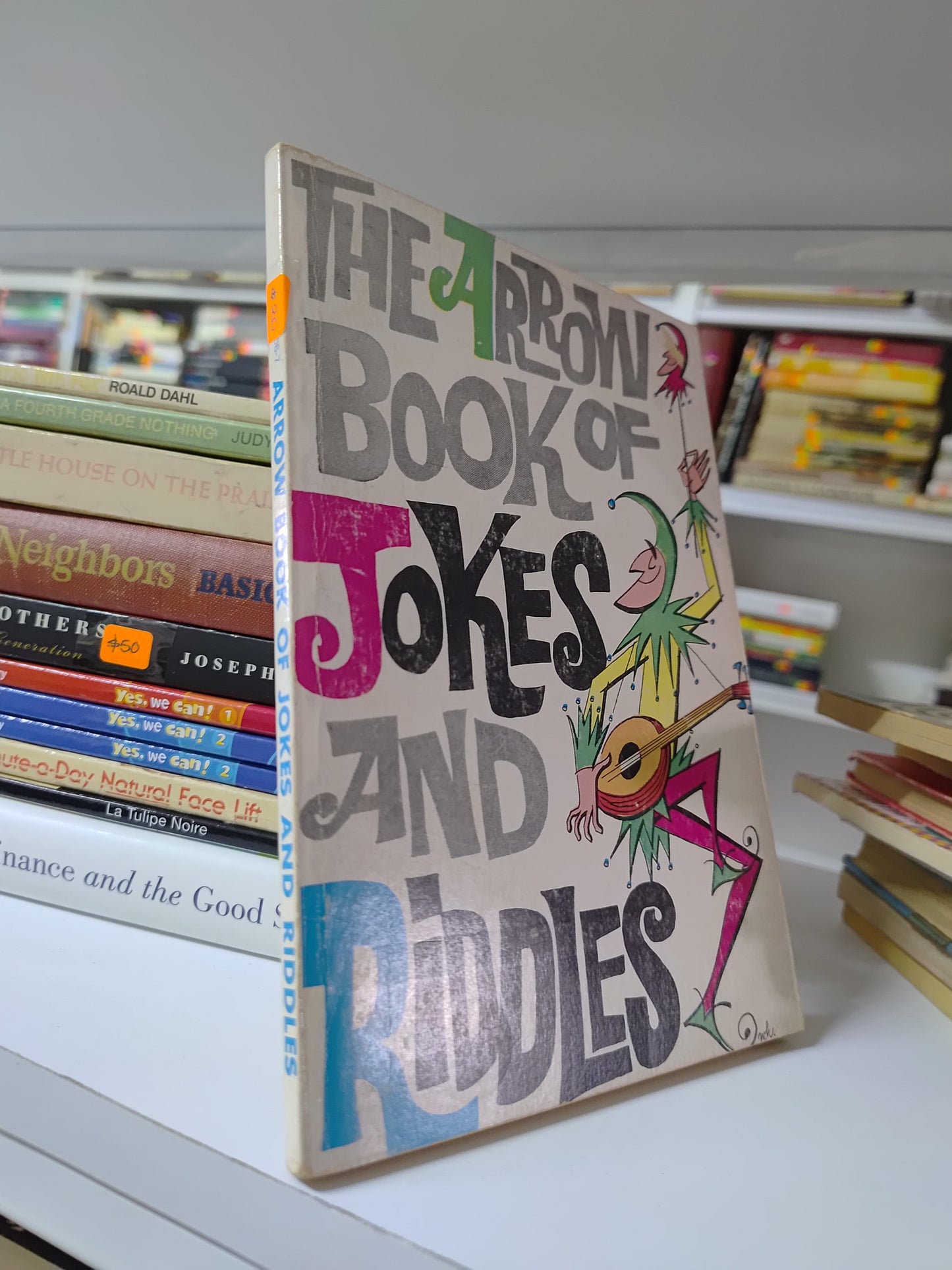 THE ARROW BOOK OF JOKES AND RIDDLES POR WILLIAM HOGARTH USADO IDIOMAS JUAREZ 515