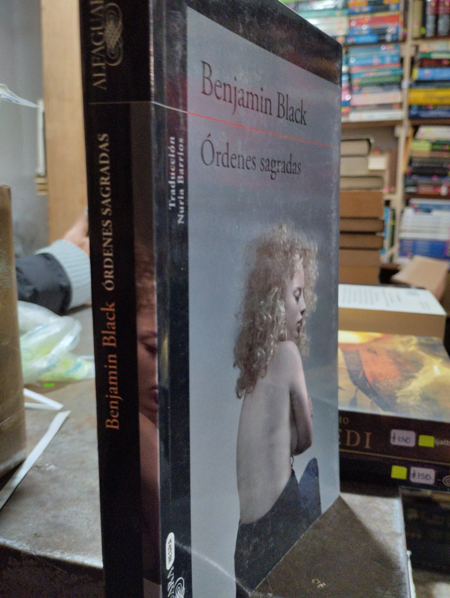 ORDENES SAGRADAS POR BENJAMIN BLACK USADO NOVELAS ALDAMA