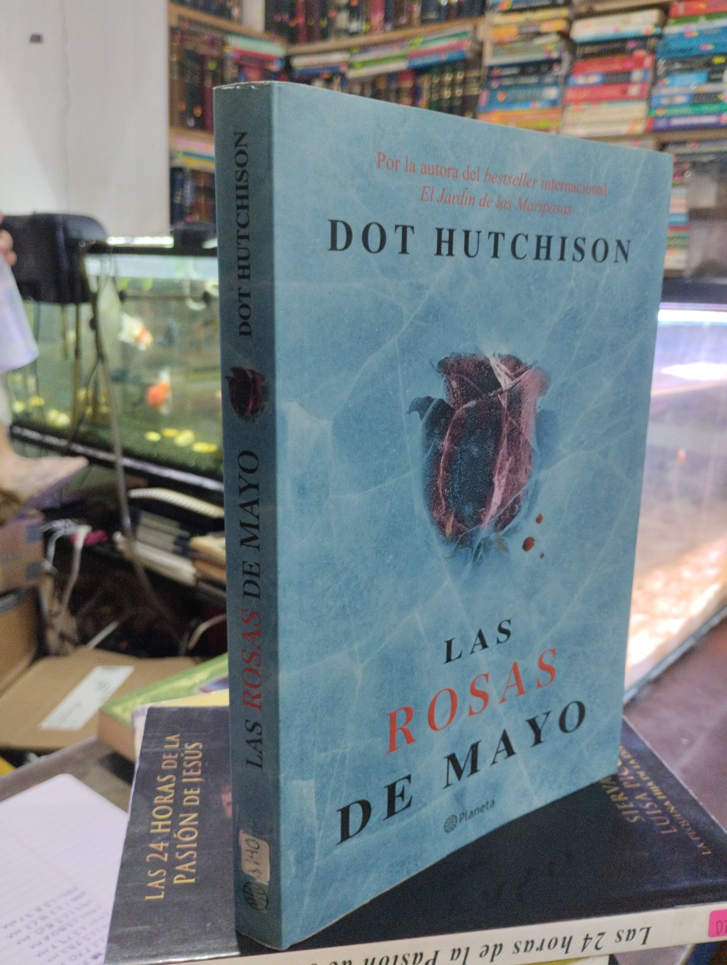 LAS ROSAS DE MAYO POR DOT HUTCHISON USADO NOVELAS ALDAMA