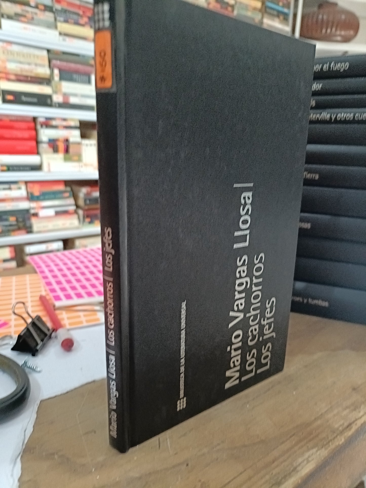 LOS CACHORROS LOS JEFES POR MARIO VARGAS LLOSA USADO NOVELA JUAREZ 515