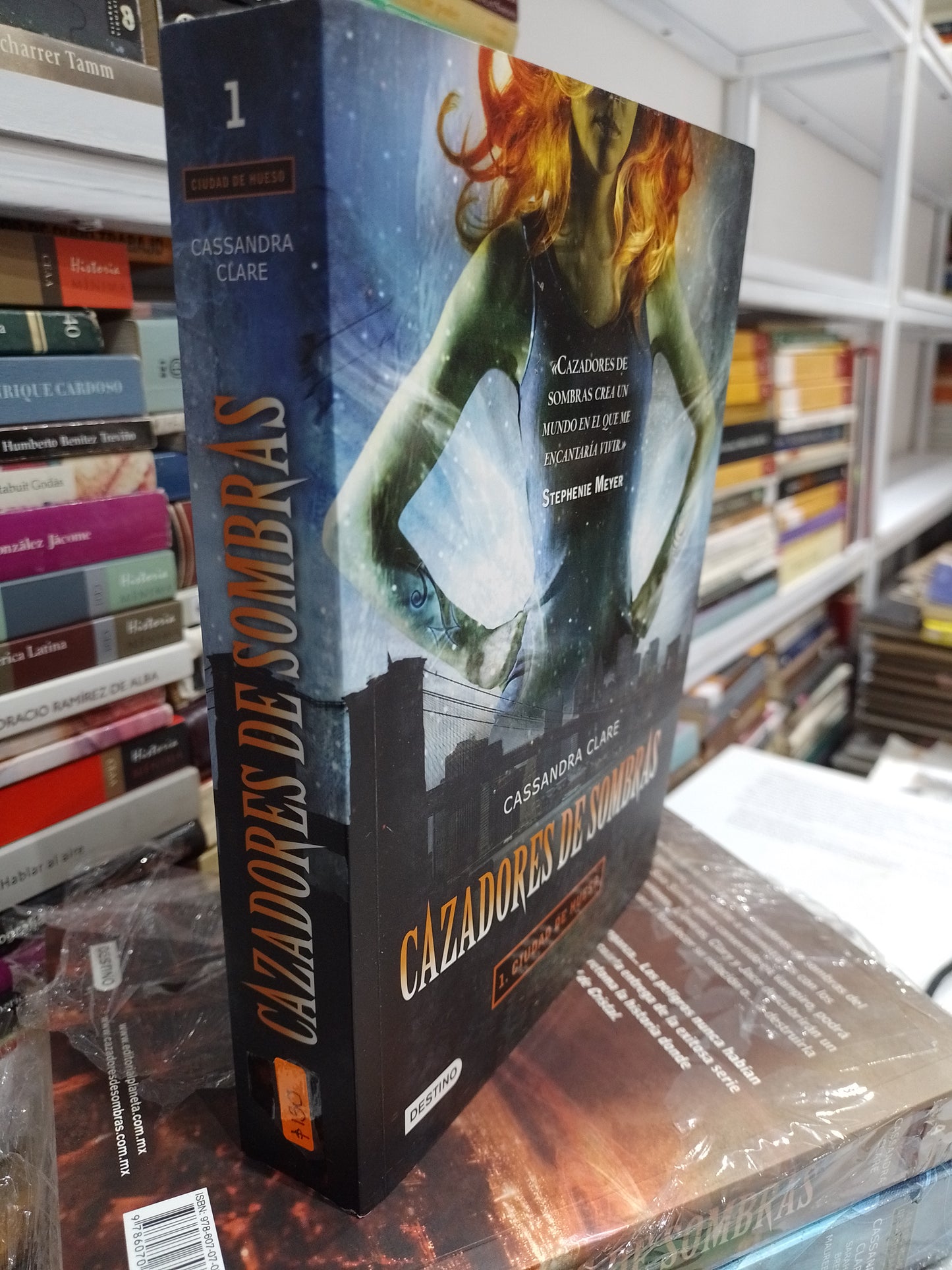 CAZADORES DE SOMBRAS 1 CIUDAD DE HUESO POR CASSANDRA CLARE USADO NOVELA JUAREZ 515