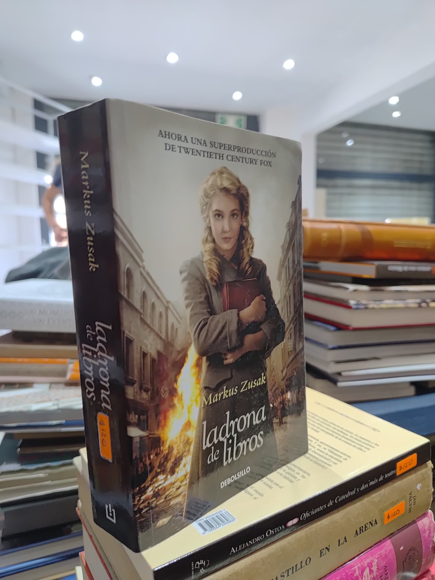 LADRONA DE LIBROS POR MARKUS ZUSAK USADO NOVELAS JUAREZ 515