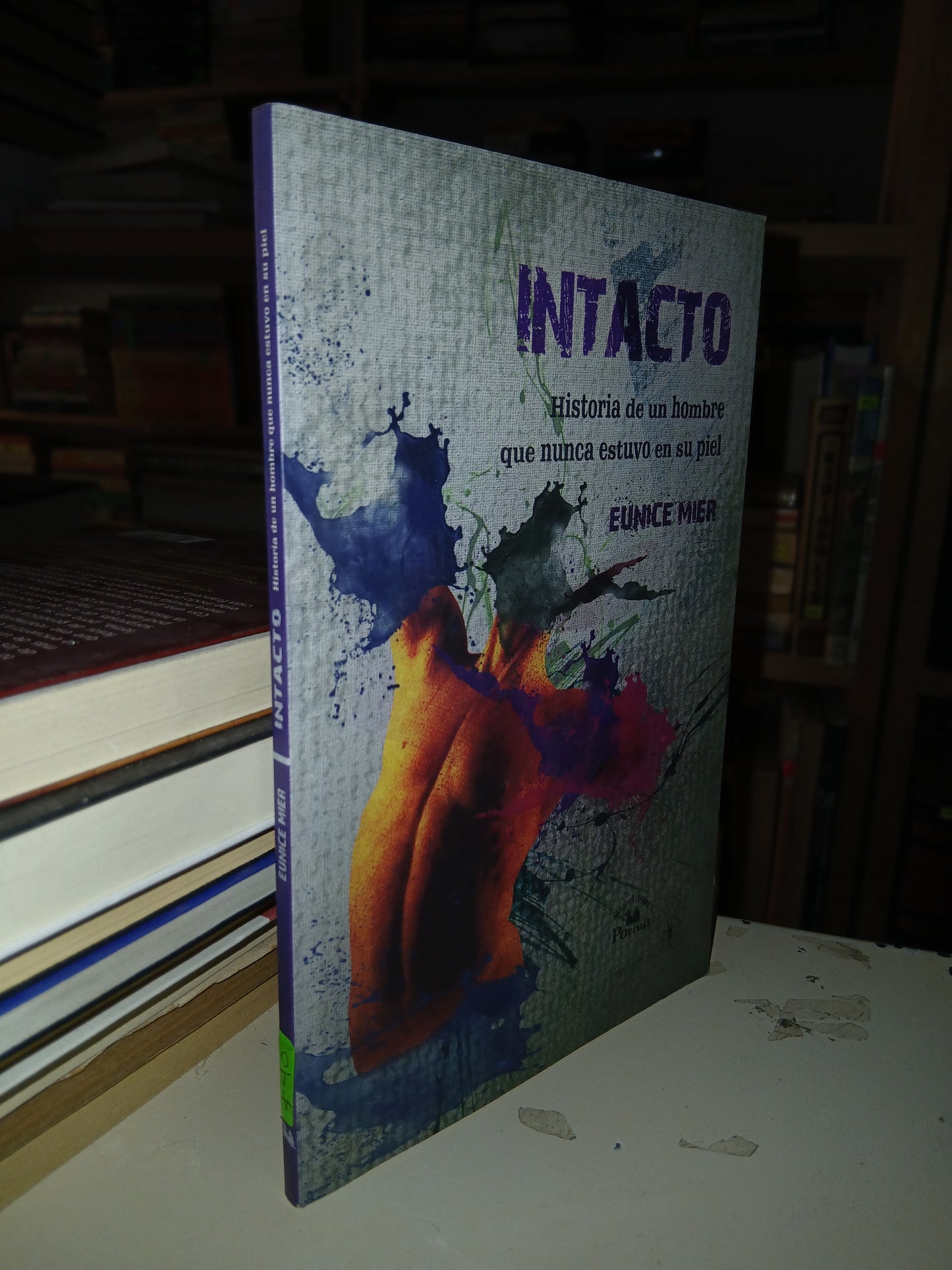 INTACTO: HISTORIA DE UN HOMBRE QUE NUNCA ESTUVO EN SU PIEL POR EUNICE MIER USADO NOVELA LITERARIO 207