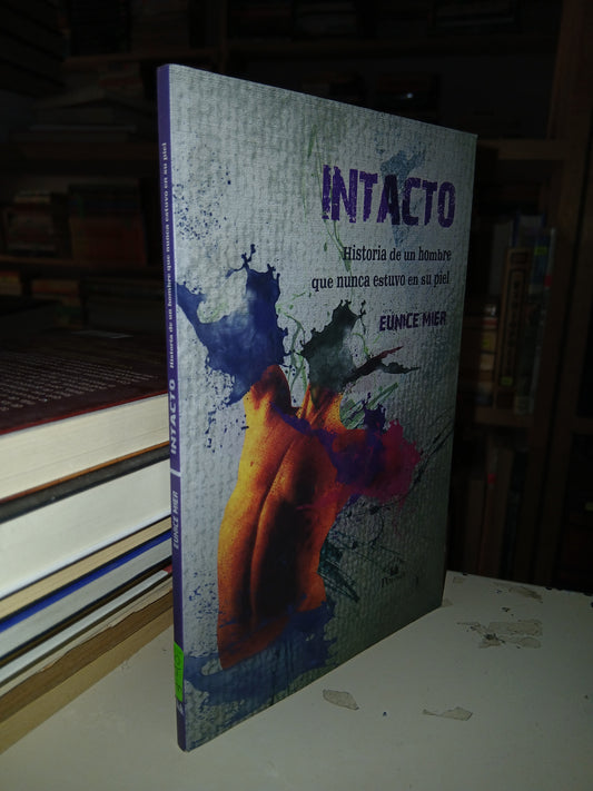 INTACTO: HISTORIA DE UN HOMBRE QUE NUNCA ESTUVO EN SU PIEL POR EUNICE MIER USADO NOVELA LITERARIO 207