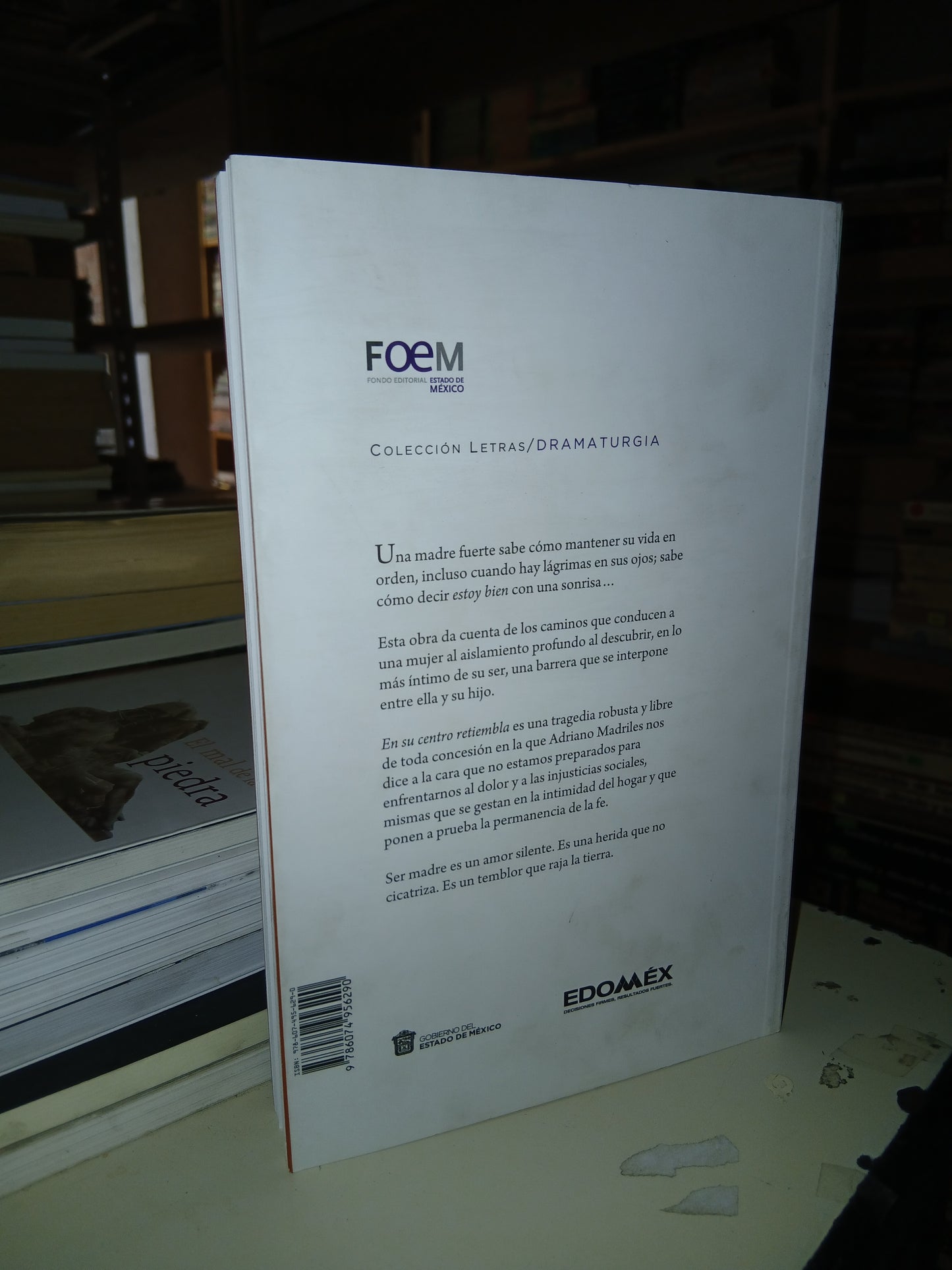 EN SU CENTRO RETIEMBLA POR ADRIANO MADRILES USADO TEATRO LITERARIO 207