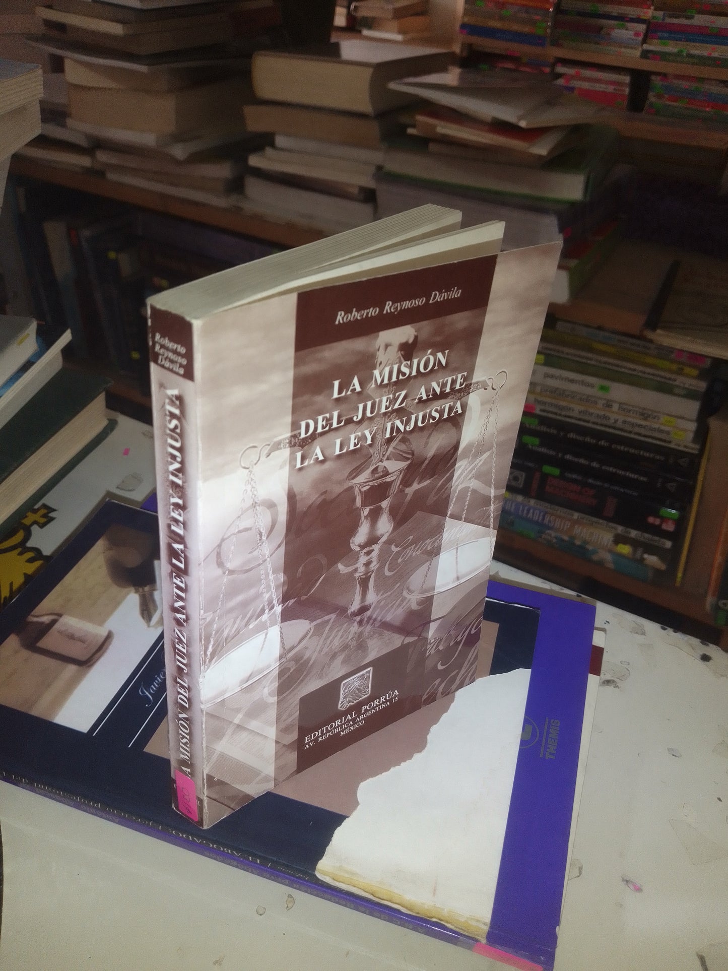 LA MISIÓN DEL JUEZ ANTE LA LEY INJUSTA POR ROBERTO REYNOSO DÁVILA USADO DERECHO LITERARIO 207