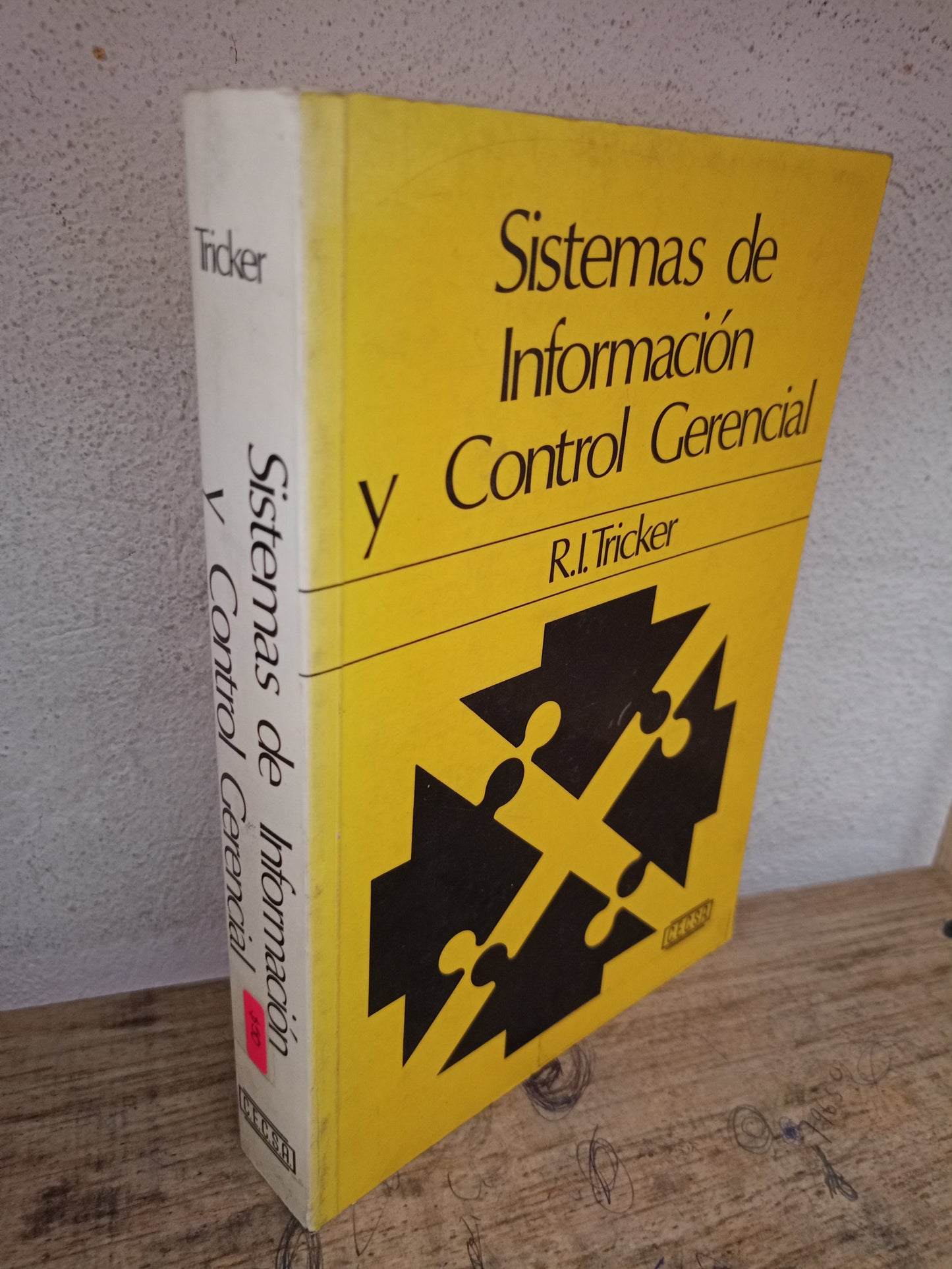 SISTEMAS DE INFORMACIÓN Y CONTROL GERENCIAL POR R.I. TRICKER USADO ADMINISTRACIÓN LITERARIO 305