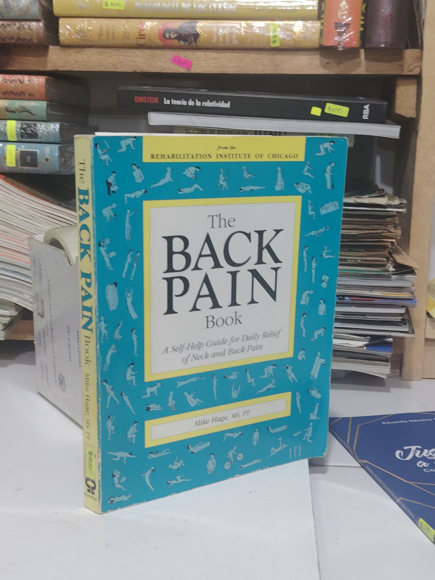 THE BACK PAIN BOOK A SELF-HELP GUIDE FOR DAILY RELIEF OF A NECK AND BACK PAIN DE MIKE HAGE, MS. PT USADO IDIOMA JUÁREZ