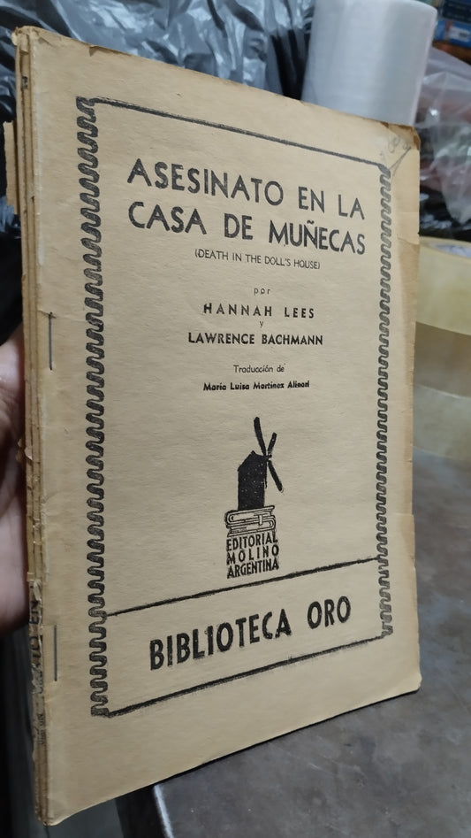 ASESINATO EN LA CASA DE MUÑECAS POR HANNAH LEES Y LAWRENCE BACHMANN LIBRO USADO ANTIGUO ALDAMA