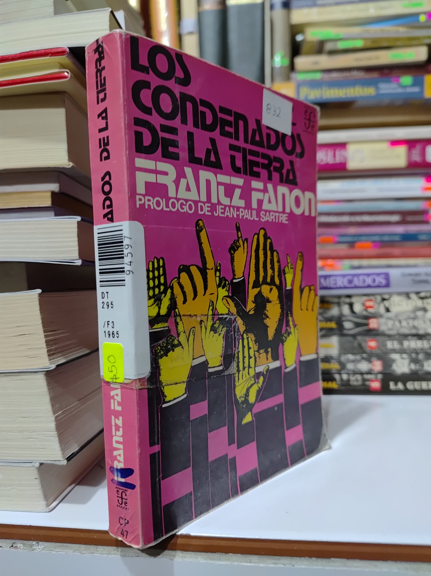 LOS CONDENADOS DE LA TIERRA POR FRANZ FANON USADO NOVELAS JUAREZ 507