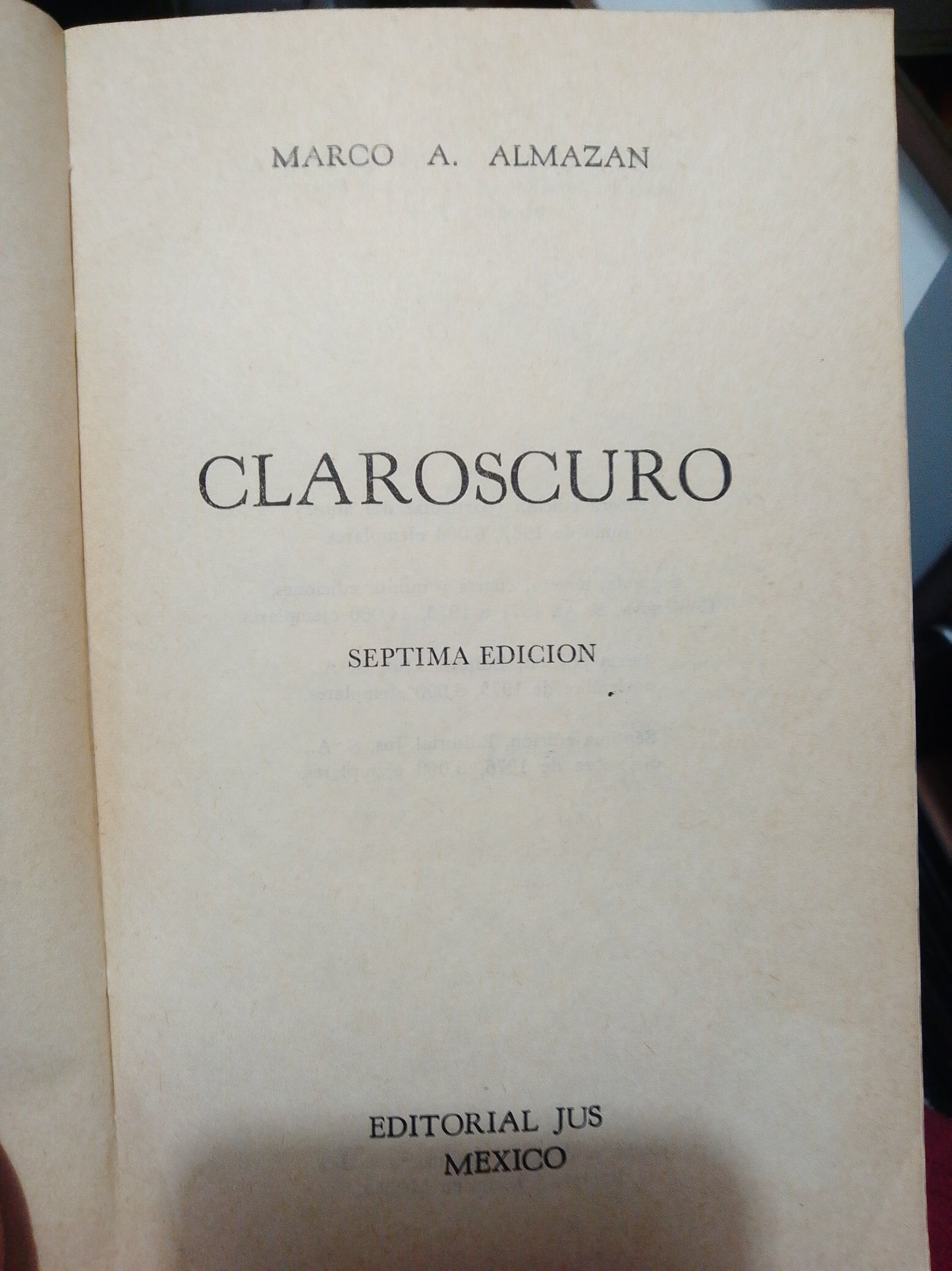 CLAROSCURO POR MARCO A.ALMAZAN USADO NOVELA JUÁREZ