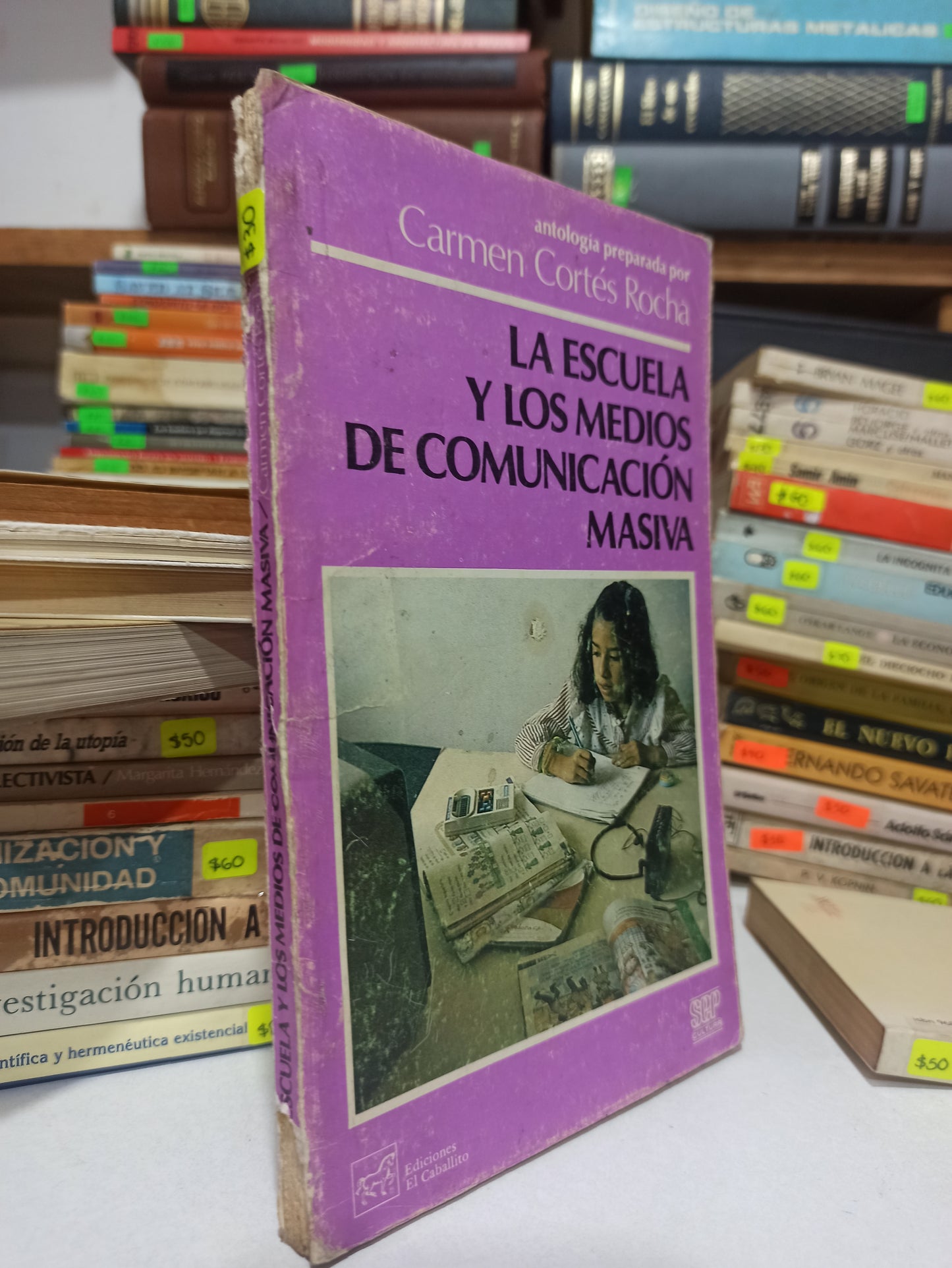 LA ESCUELA Y LOS MEDIOS DE COMUNICACION MASIVA POR CARMEN CORTES ROCHA USADO SOCIOLOGIA JUÁREZ