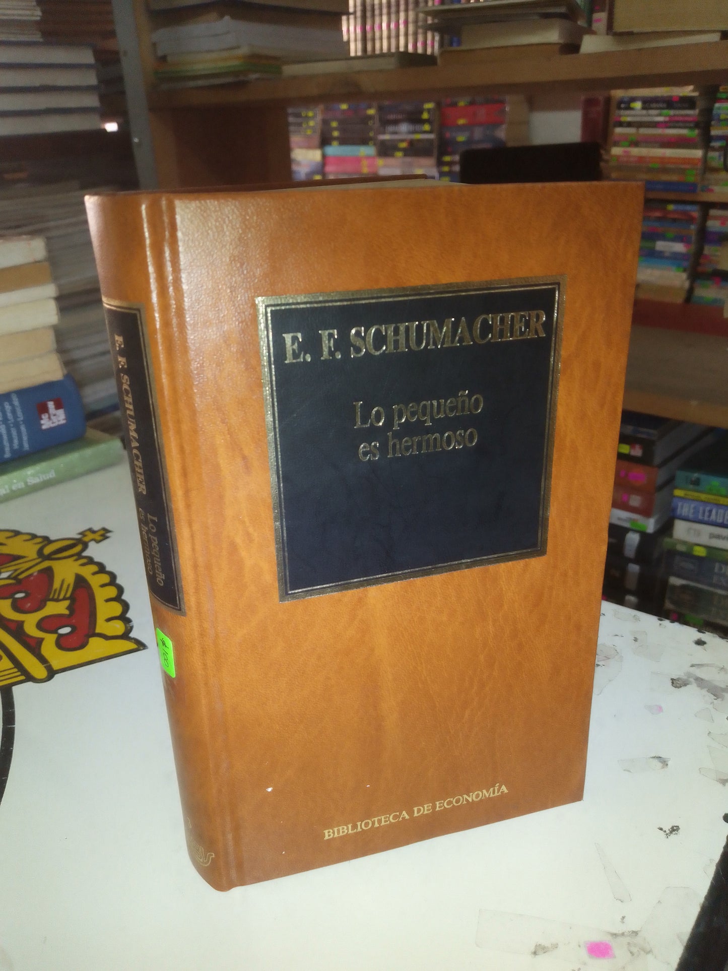 LO PEQUEÑO ES HERMOSO POR E.F. SCHUMACHER USADO ADMINISTRACIÓN LITERARIO 207