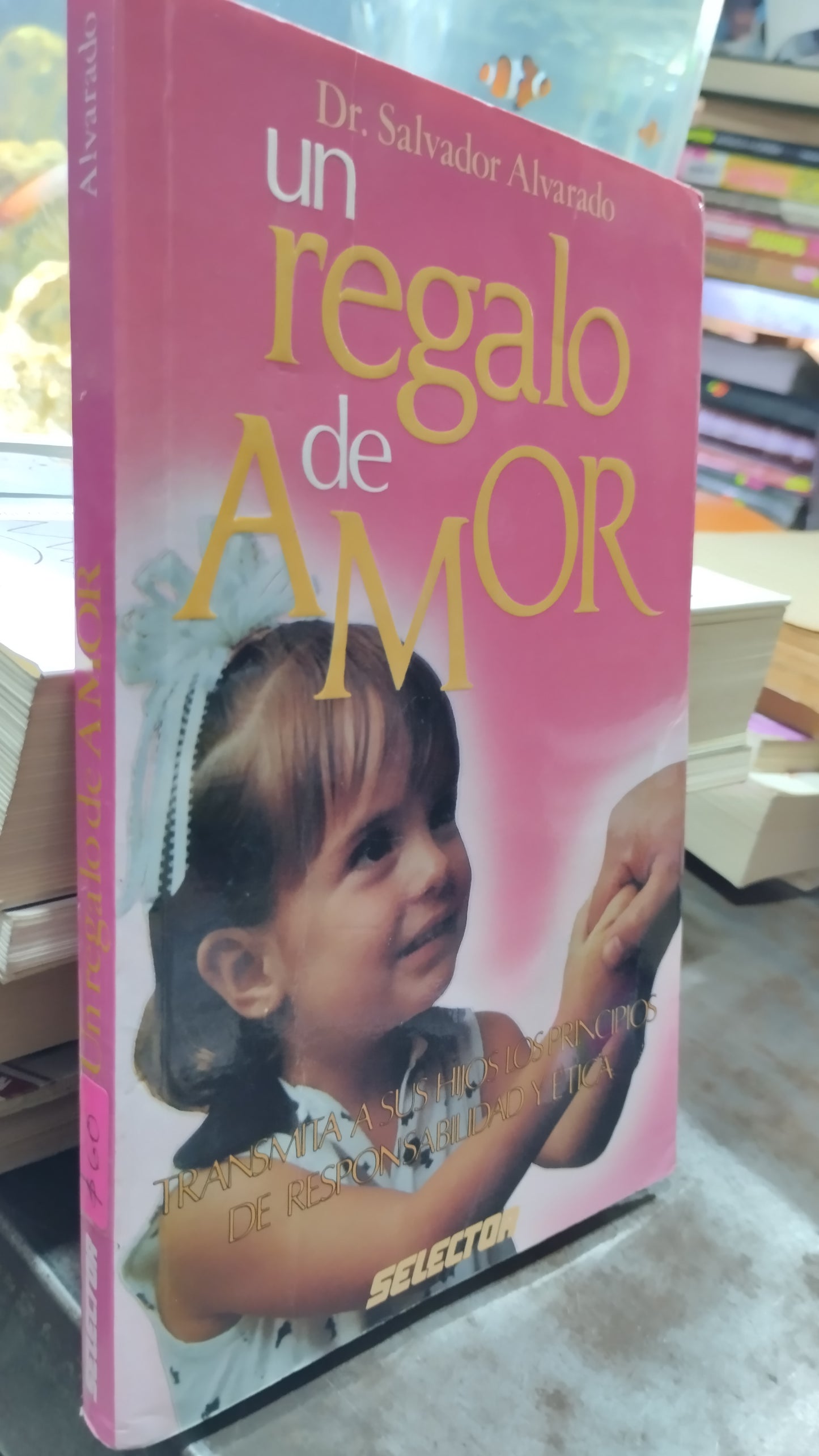 UN REGALO DE AMOR POR SALVADOR ALVARADO LIBRO USADO SUPERACION PERSONAL ALDAMA