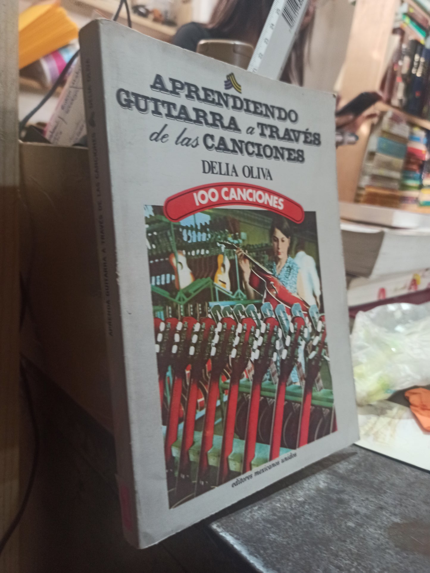 APRENDIENDO GUITARRA A TRAVES DE LAS CANCIONES POR DELIA OLIVA USADO MÚSICA ALDAMA
