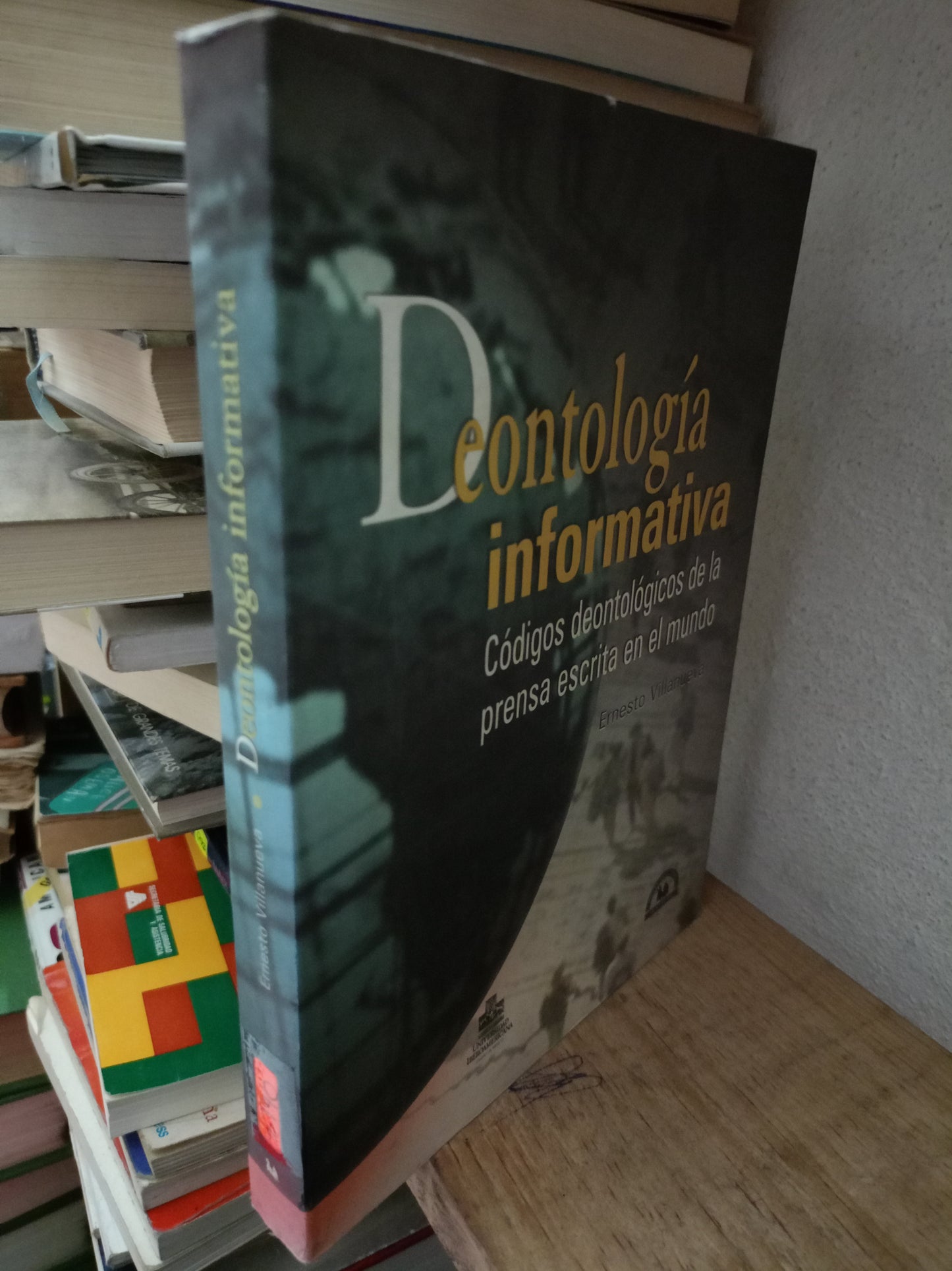 DEONTOLOGÍA INFORMATIVA POR ERNESTO VILLANUEVA USADO DERECHO LITERARIO 305
