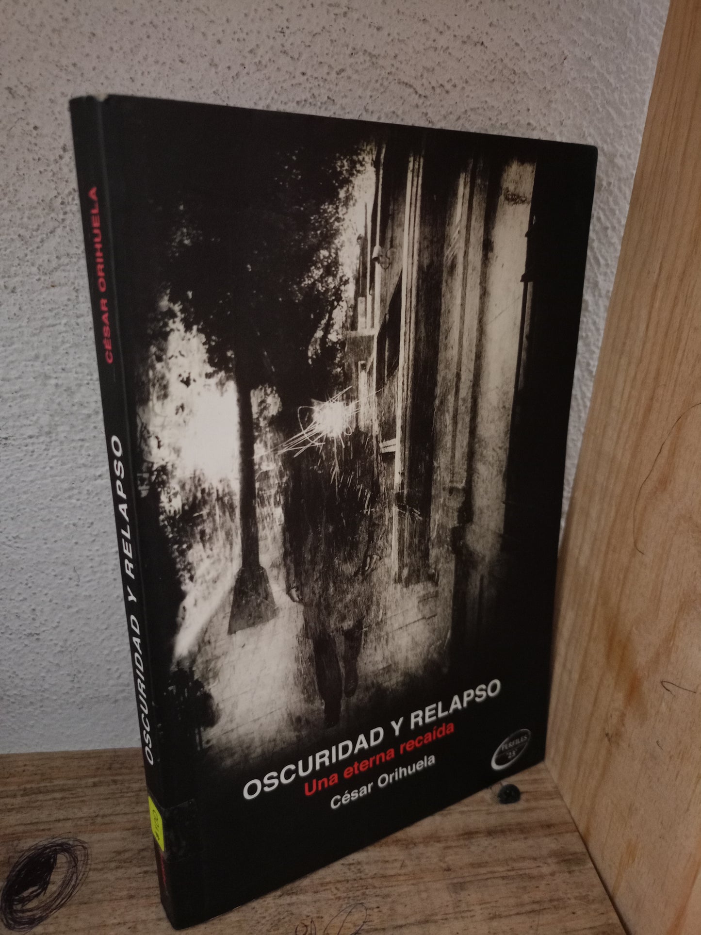 OSCURIDAD Y RELAPSO UNA ETERNA RECAÍDA POR CÉSAR ORIHUELA USADO NOVELA LITERARIO 305