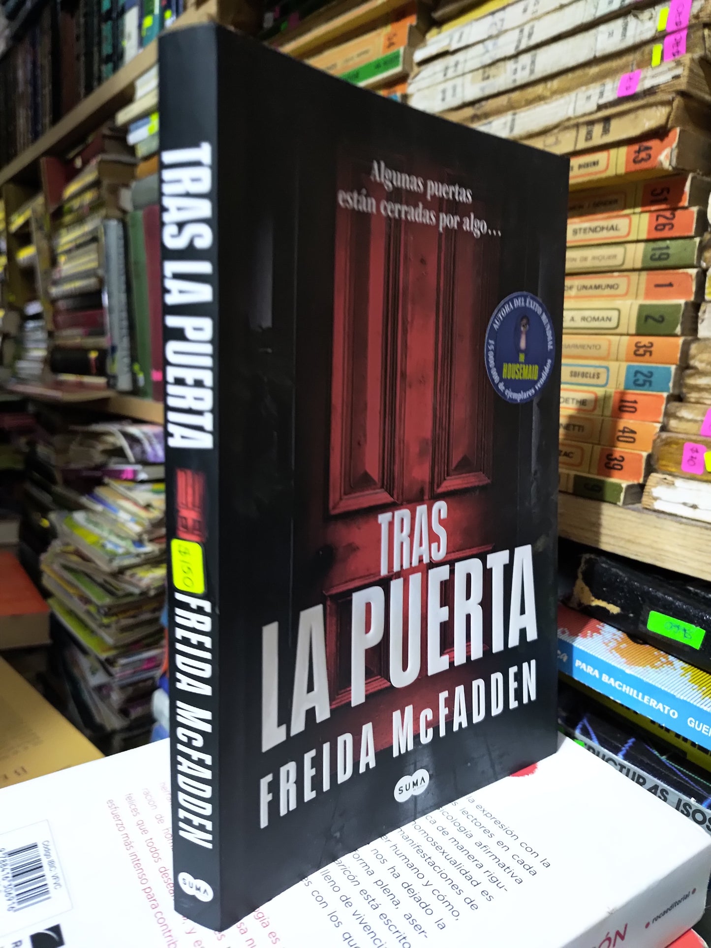 TRAS LA PUERTA POR FRIDA MCFADDEN USADO NOVELAS JUAREZ 507
