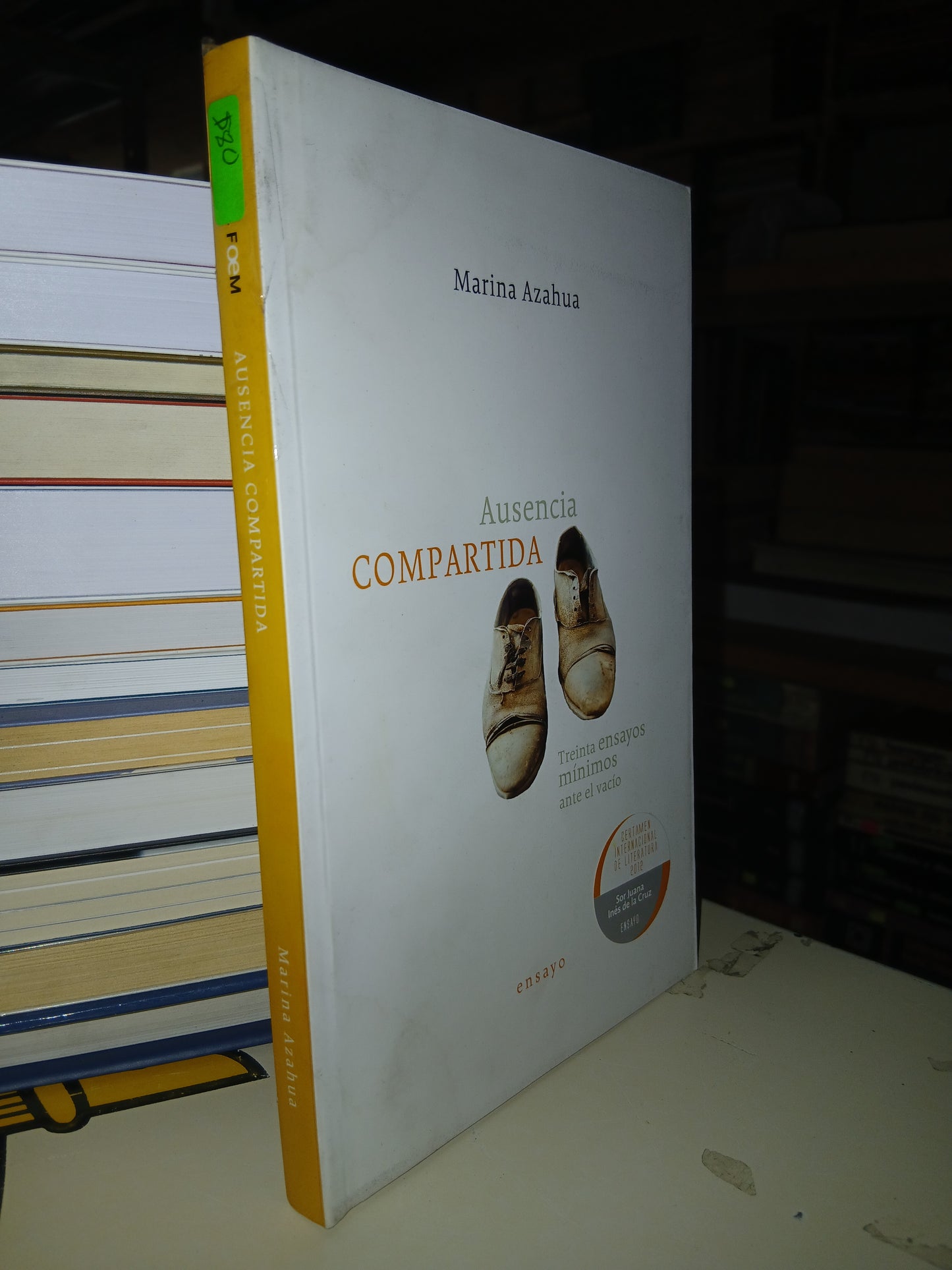 AUSENCIA COMPARTIDA: TREINTA ENSAYOS MÍNIMOS ANTE EL VACIO POR MARINA AZAHUA USADO NOVELA LITERARIO 207