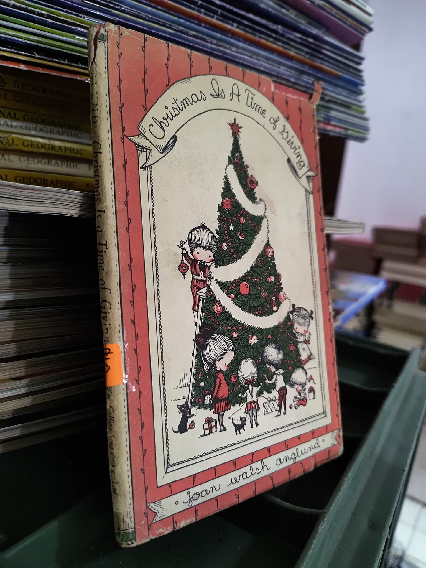CHRISTMAS AS A TIME OF GIVING POR JOHN WALSH ANGLUND USADO IDIOMAS JUAREZ 515