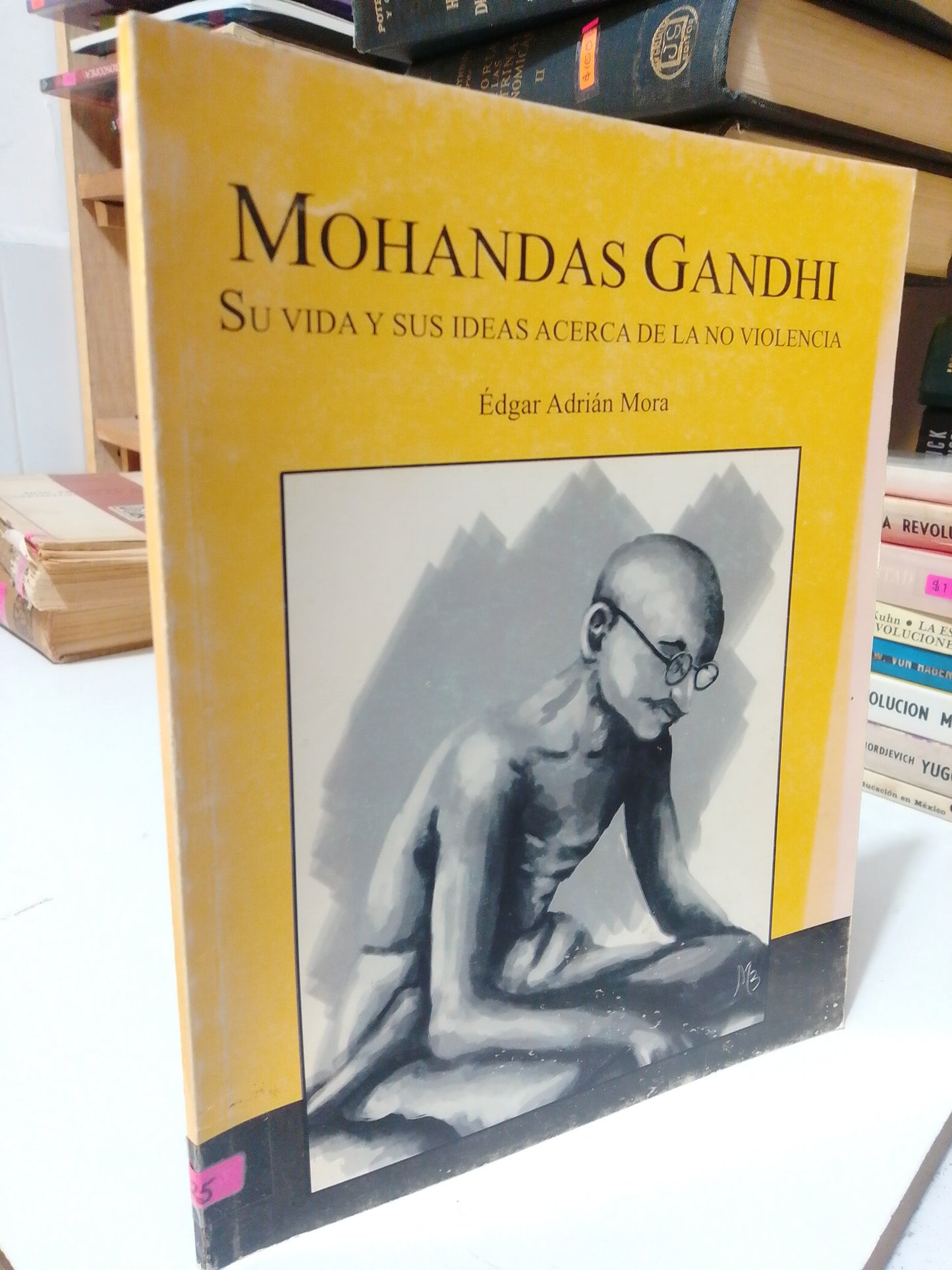 MOHANDAS GANDHI SU VIDA Y SUS IDEAS ACERCA DE LA NO VIOLENCIA POR EDGAR ADRIAN MORA USADO HISTORIA JUÁREZ
