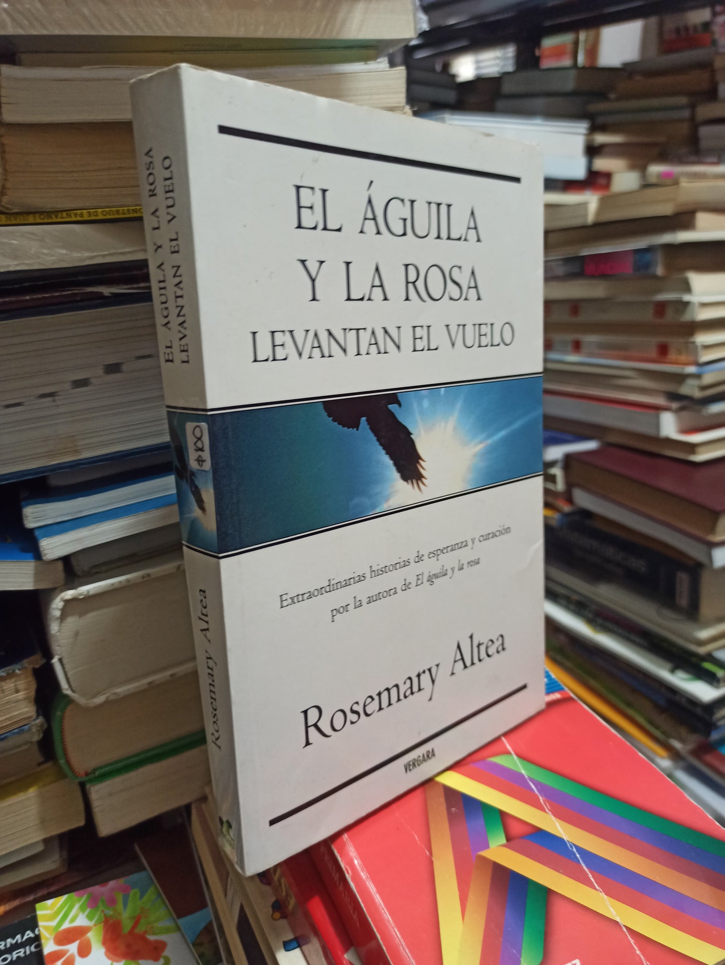 EL AGUILA Y LA ROSA LEVANTAN EL VUELO POR ROSEMARY ALTEA USADO NOVELAS JUÁREZ