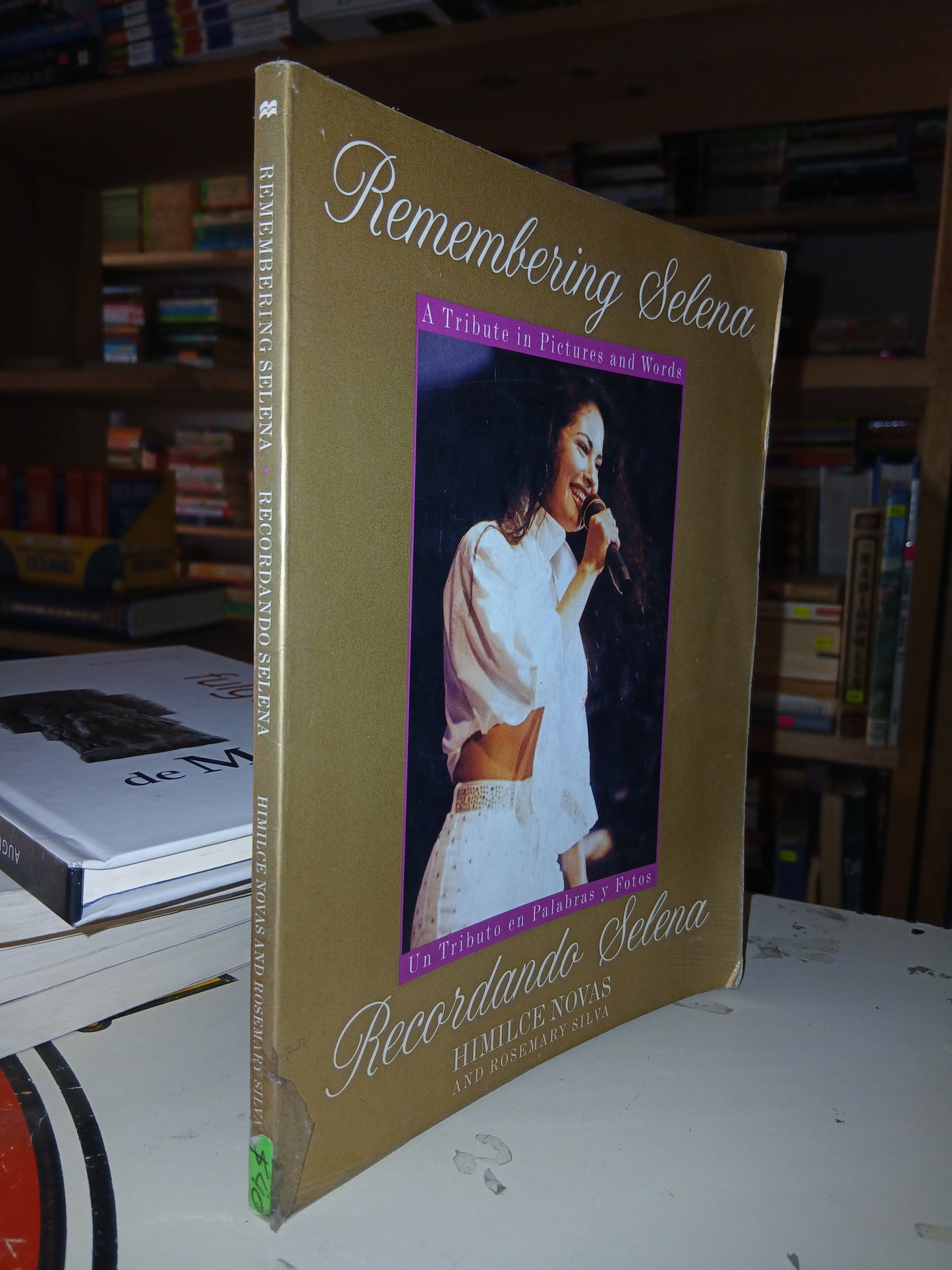 RECORDANDO SELENA UN TRIBUTO EN PALABRAS Y FOTOS POR HIMILCE NOVAS Y ROSEMARY SILVA (VERSIÓN BILINGUE) USADO NOVELA LITERARIO 207