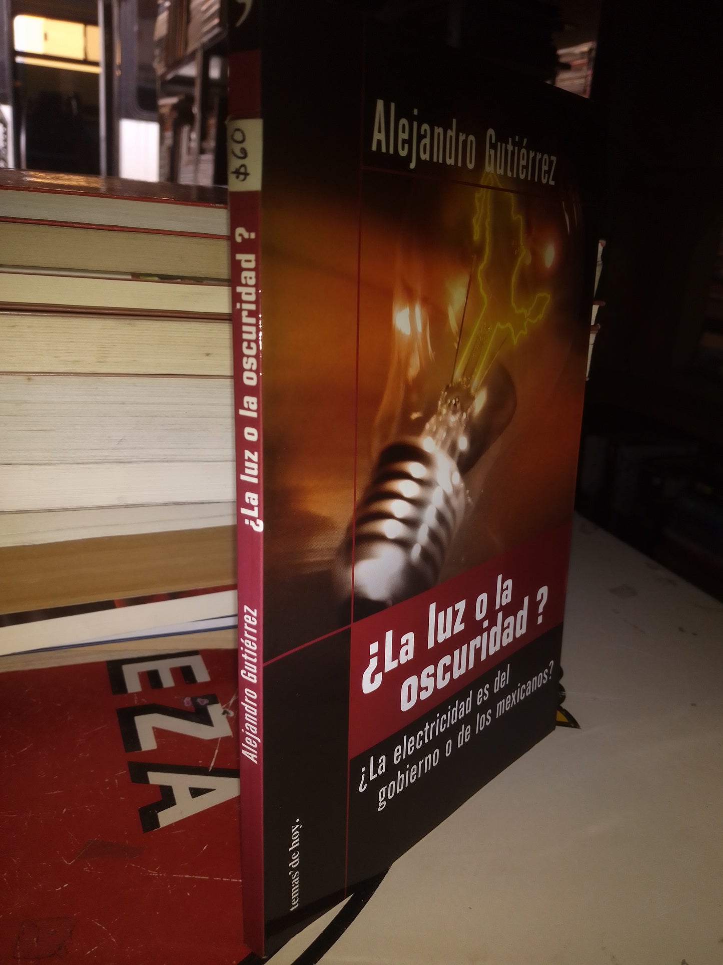 LA LUZ O LA OSCURIDAD POR ALEJANDRO GUTIERREZ USADO POLITICA LITERARIO 207